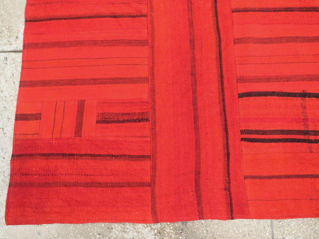 Türkischer Flachgewebter Kelim-Akzent-Teppich im Patchwork-Stil des 21. Jahrhunderts (Wolle) im Angebot