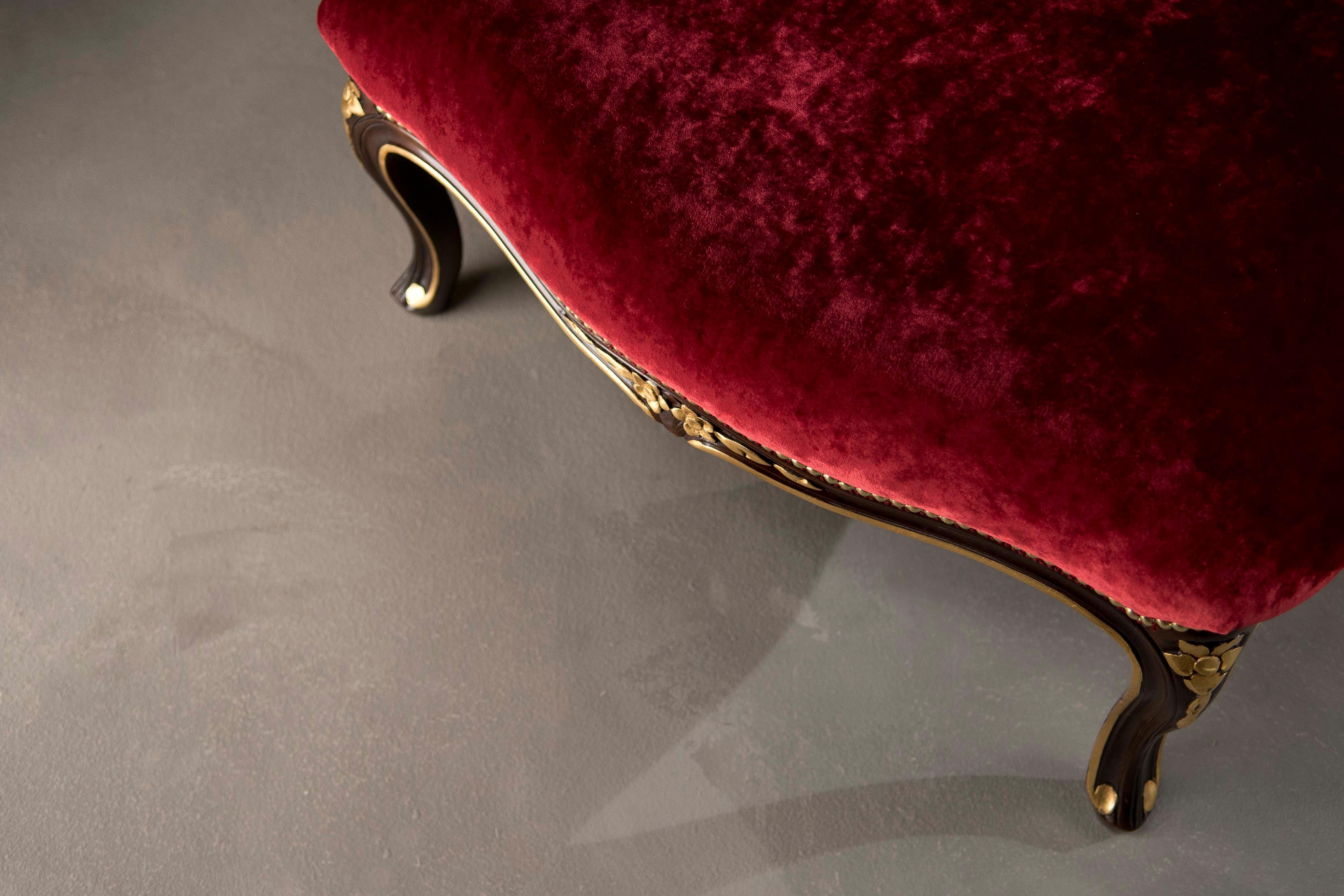 Klavierhocker aus rotem Satin und dunklem Nussbaumholz des 21. Jahrhunderts von Modenese Gastone Interiors (Neoklassisch) im Angebot