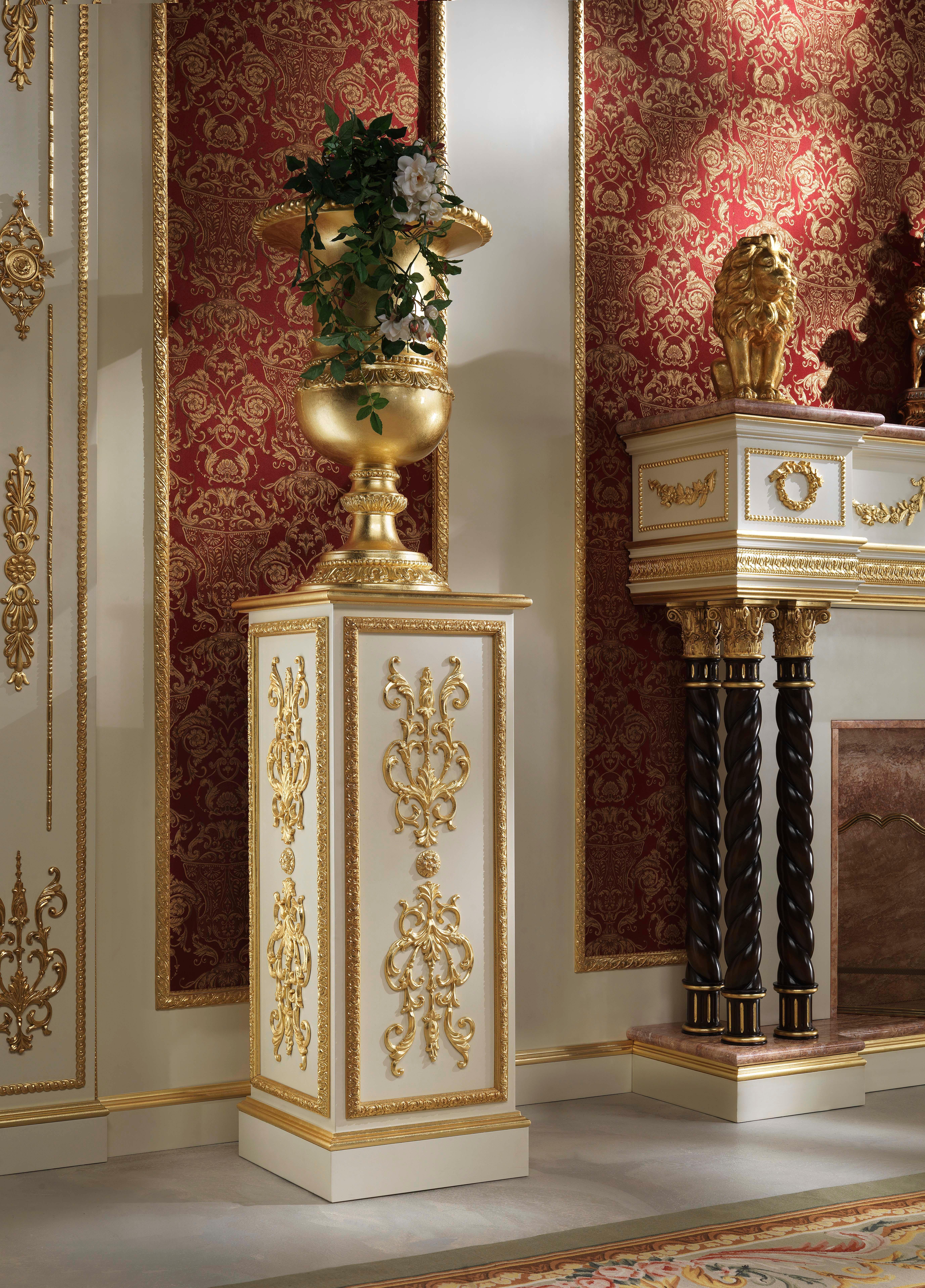 Richten Sie Ihr hochwertiges Penthouse mit klassischer Dekoration Made in Italy ein. Modenese Interiors freut sich, Ihnen diese wundervoll geschnitzte klassische Holzvase vorzustellen, die komplett von Hand mit Blattgold verziert ist. Die