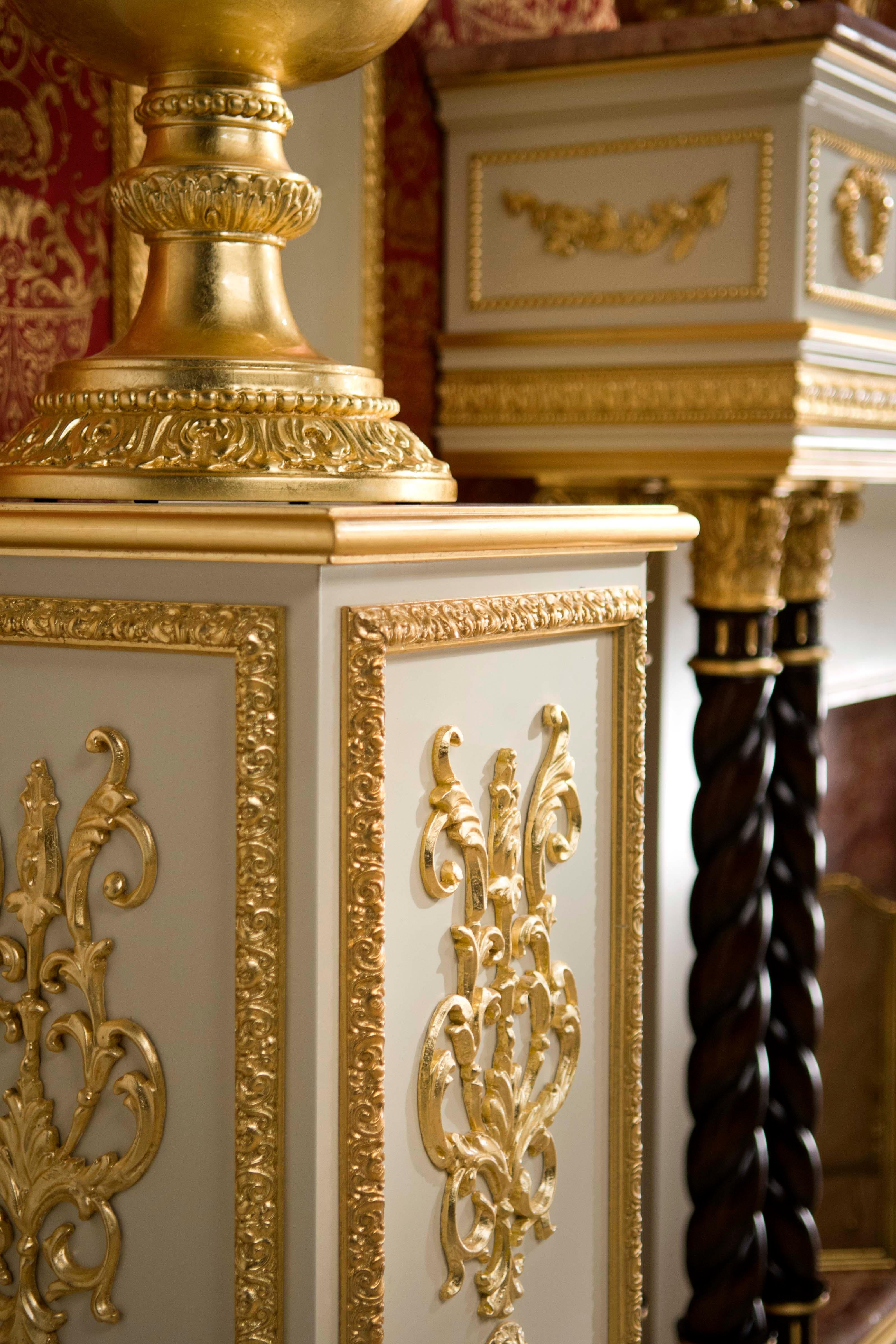 Renaissance-Vase aus Holz des 21. Jahrhunderts mit Goldausführung von Modenese Gastone (Barock) im Angebot