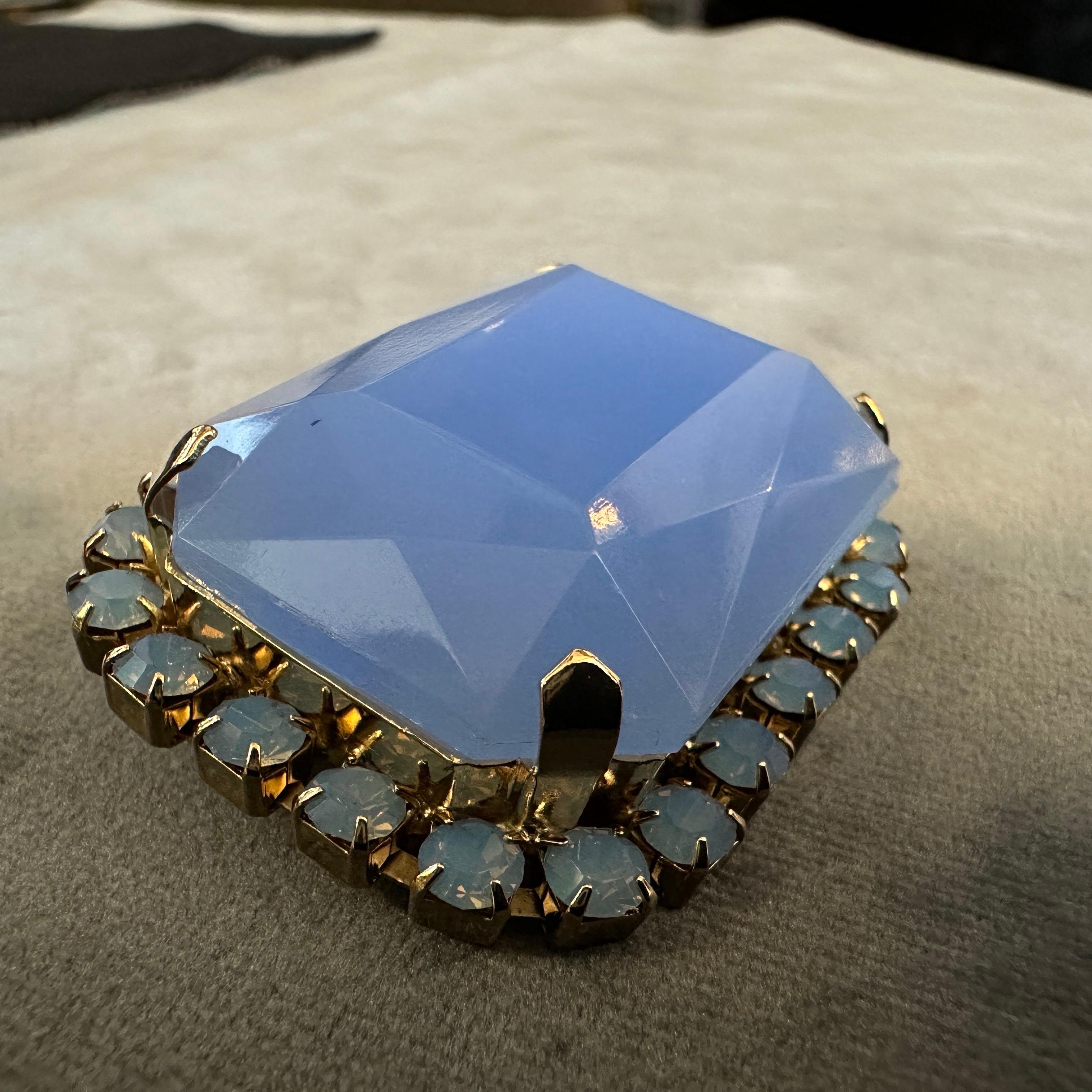 Spilla retrò del 21° secolo in resina blu opalescente e metallo dorato Coppola & Toppo in vendita 5