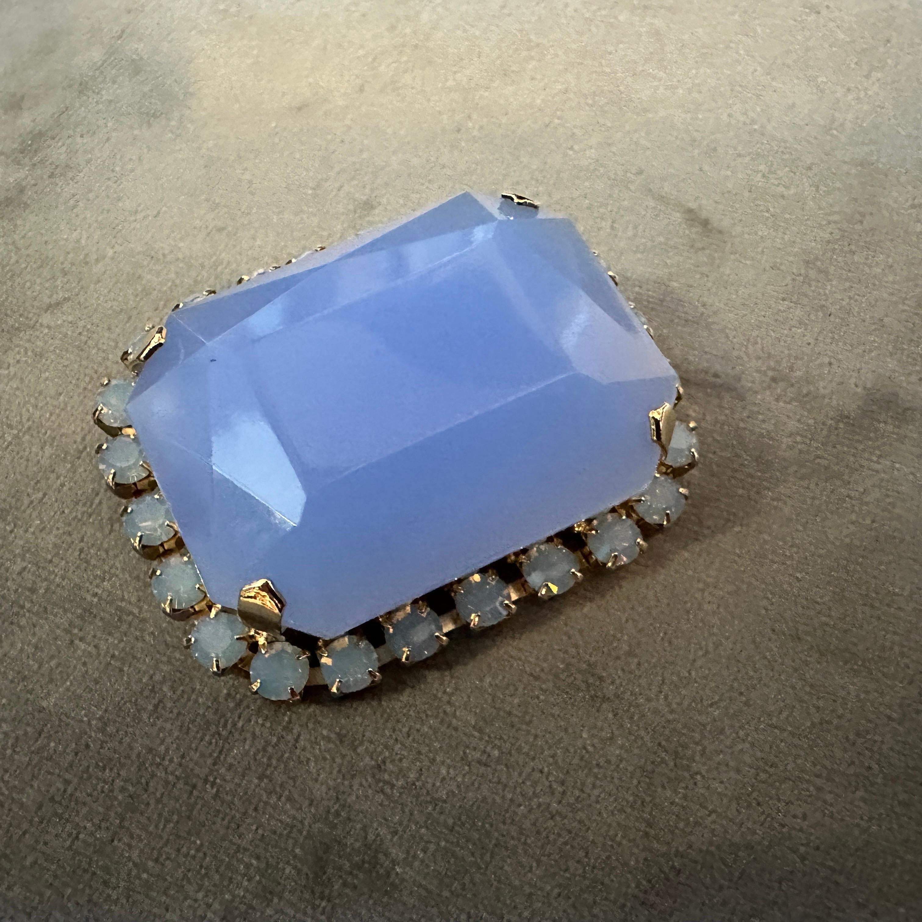 Rétro Spilla retrò del 21° secolo in resina blu opalescente e metallo dorato Coppola & Toppo in vendita