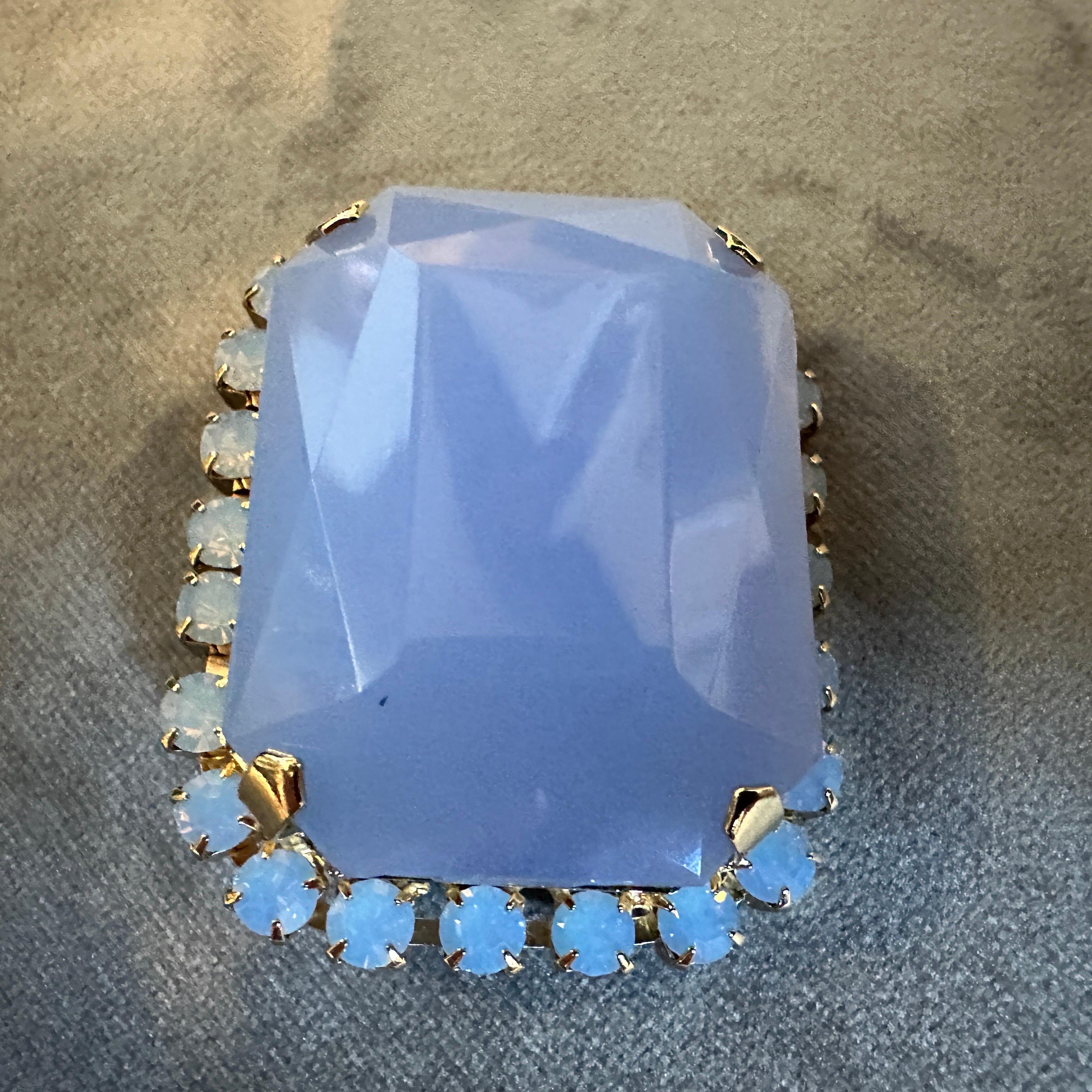 Spilla retrò del 21° secolo in resina blu opalescente e metallo dorato Coppola & Toppo in vendita 3
