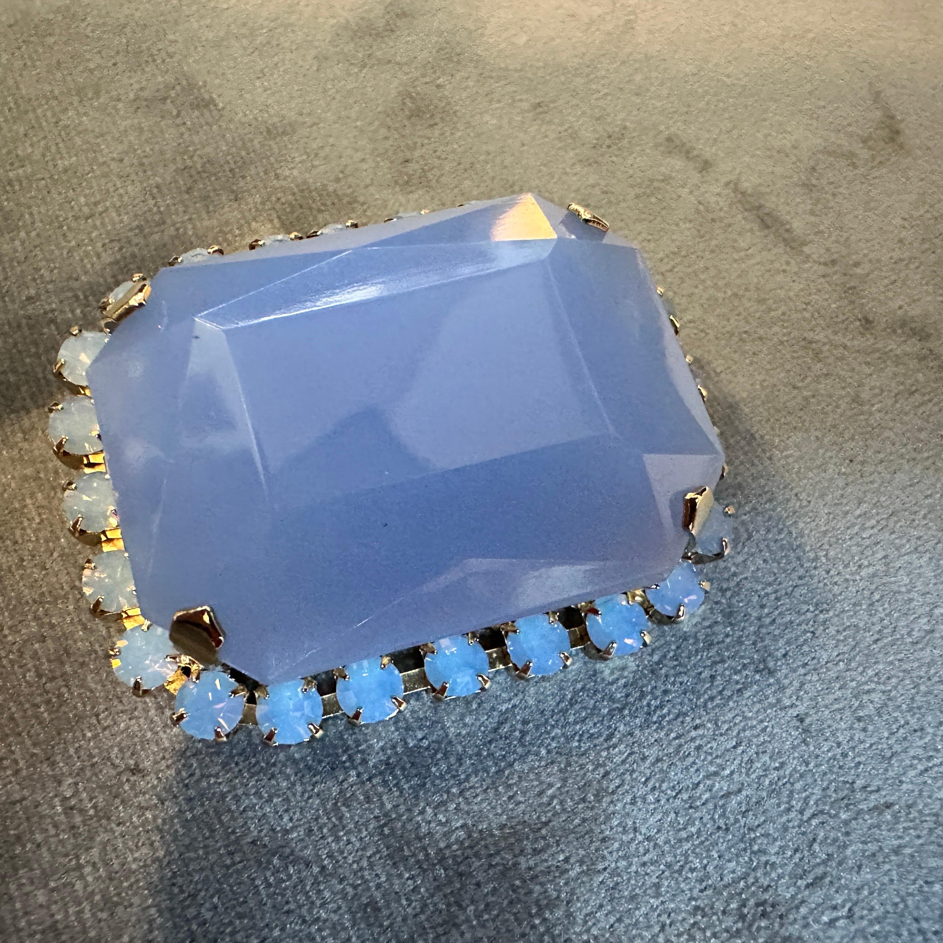 Spilla retrò del 21° secolo in resina blu opalescente e metallo dorato Coppola & Toppo in vendita 4