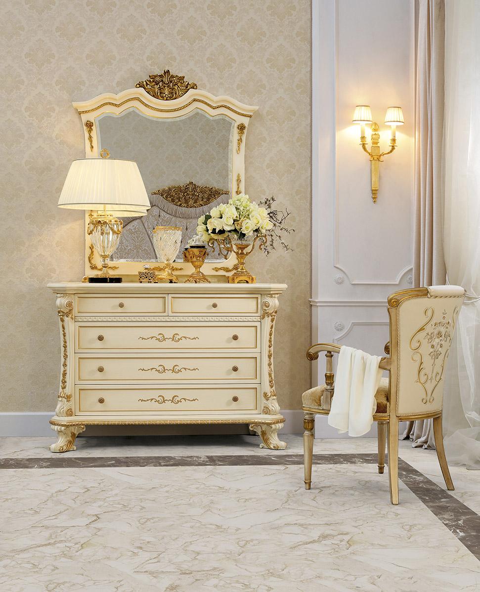 Wake up like a member of the royal family and choose your best outfit into this luxury bespoke 5-drawers chest of drawers by Modenese Gastone Interiors, Italian Luxury producer. The ivory finish backgrounding precious gold leaf appliqué carved