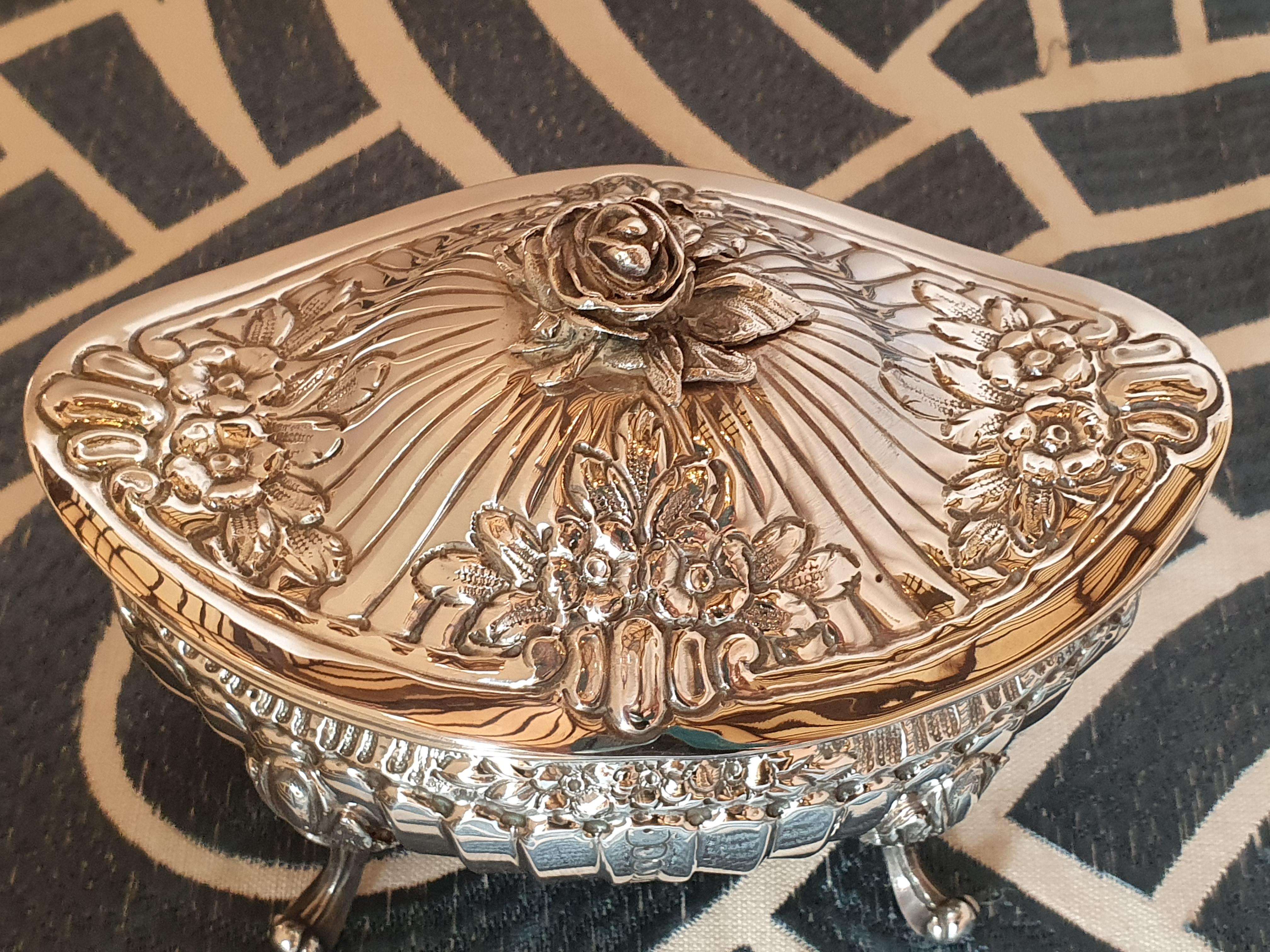 A stunning handmade sterling silver sugar box. Beautiful chisel work reproducing the Classic shape of the 18th century Turin sugar box, the knob represents a rose in an extremely realistic way.
A significant example of the skill of the Italian