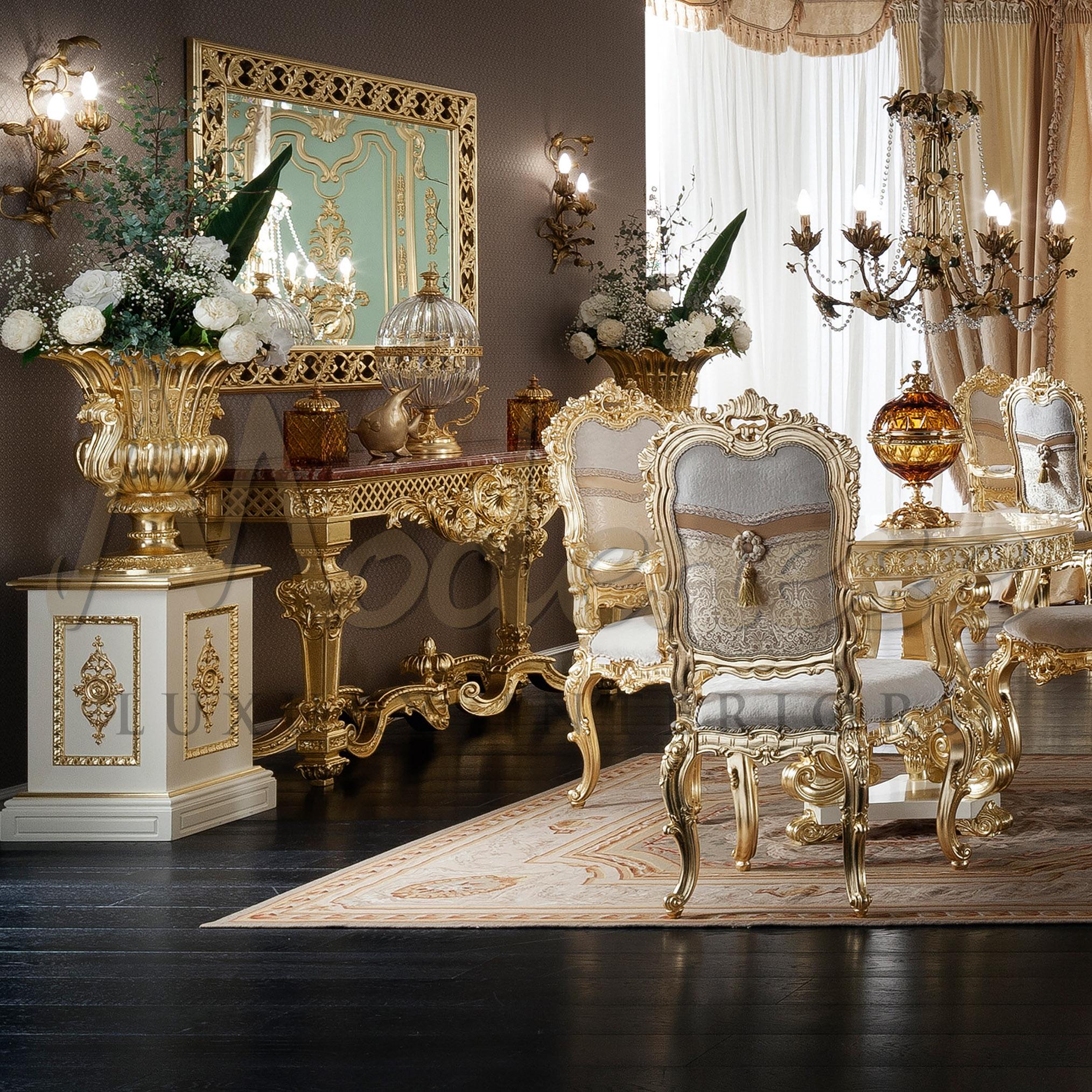 Décorez votre vaste manoir avec une décoration Made in Italy de qualité supérieure. Modenese Interiors présente ce merveilleux vase en bois d'un classicisme précieux, entièrement décoré de feuilles d'or finies à la main. L'inspiration du luxe