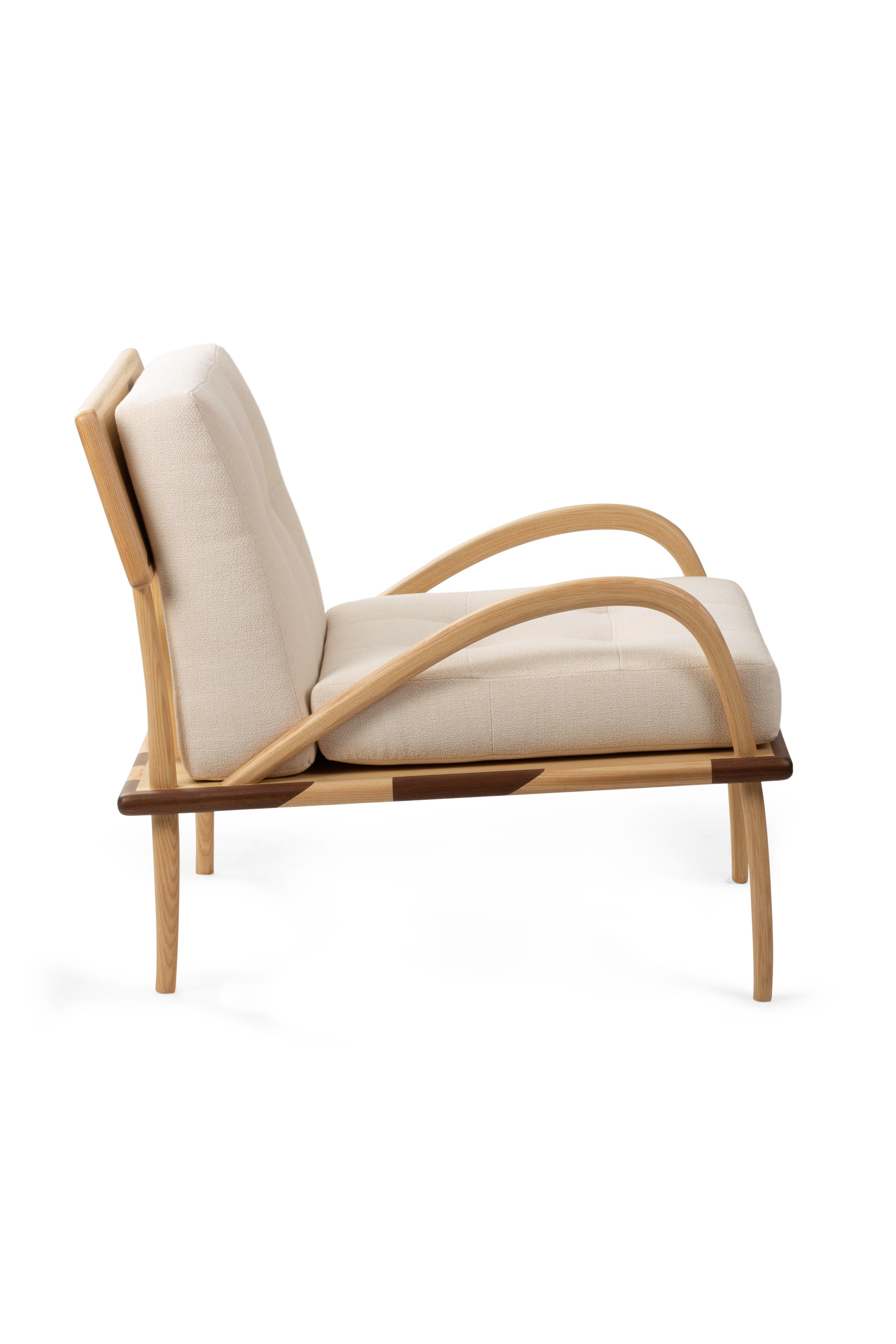 Romanza ist ein Sofa, das Zuneigungsdesign neu definiert und moderne und zeitgenössische Designstile mit der Erinnerung an alte marokkanische Sitzmöbel verbindet. 
Das Gestell von Romanza ist der Inbegriff feinster italienischer Schreinerei: Es wird