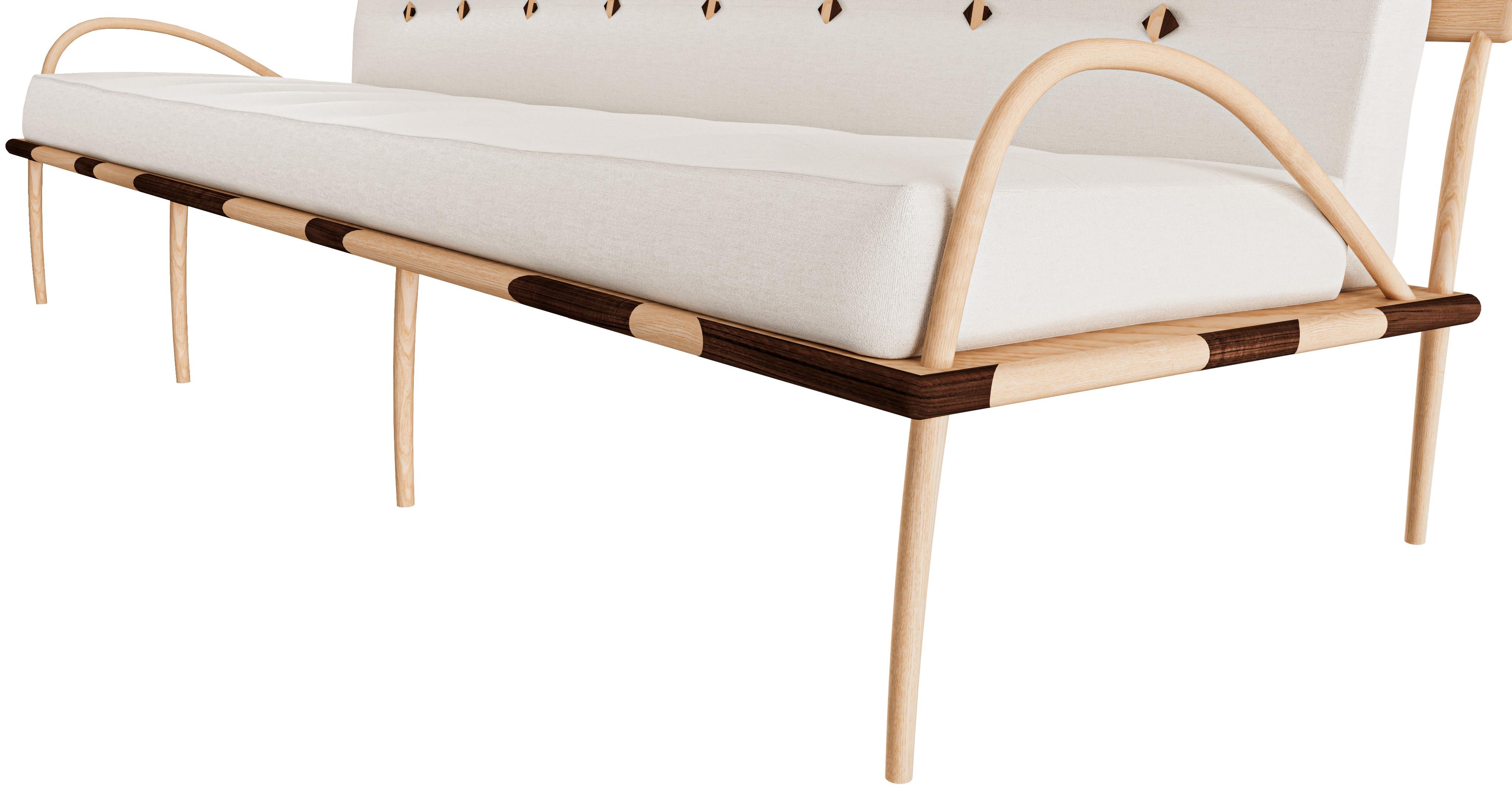 Romanza-Sofa des 21. Jahrhunderts aus Esche, Nussbaum, gesteppter Stoff, hergestellt in Italien (Italienisch) im Angebot