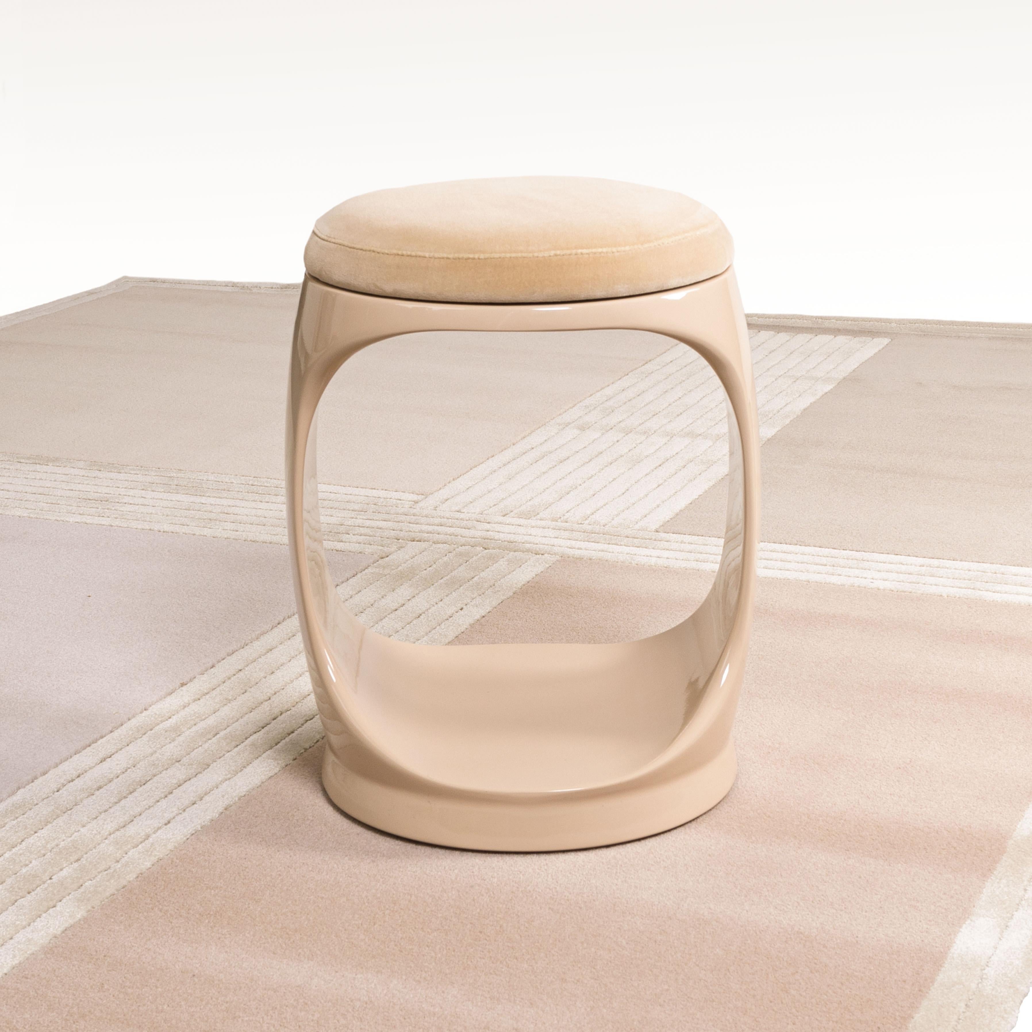 High quality, soft. 
Materials : Wool and botanical silk. 
Thickness : The height of the Cut is 12 mm and of the Loop is 9 mm. The total height is 14mm.
Colors : Beige, caramel, denim and dark gray.

