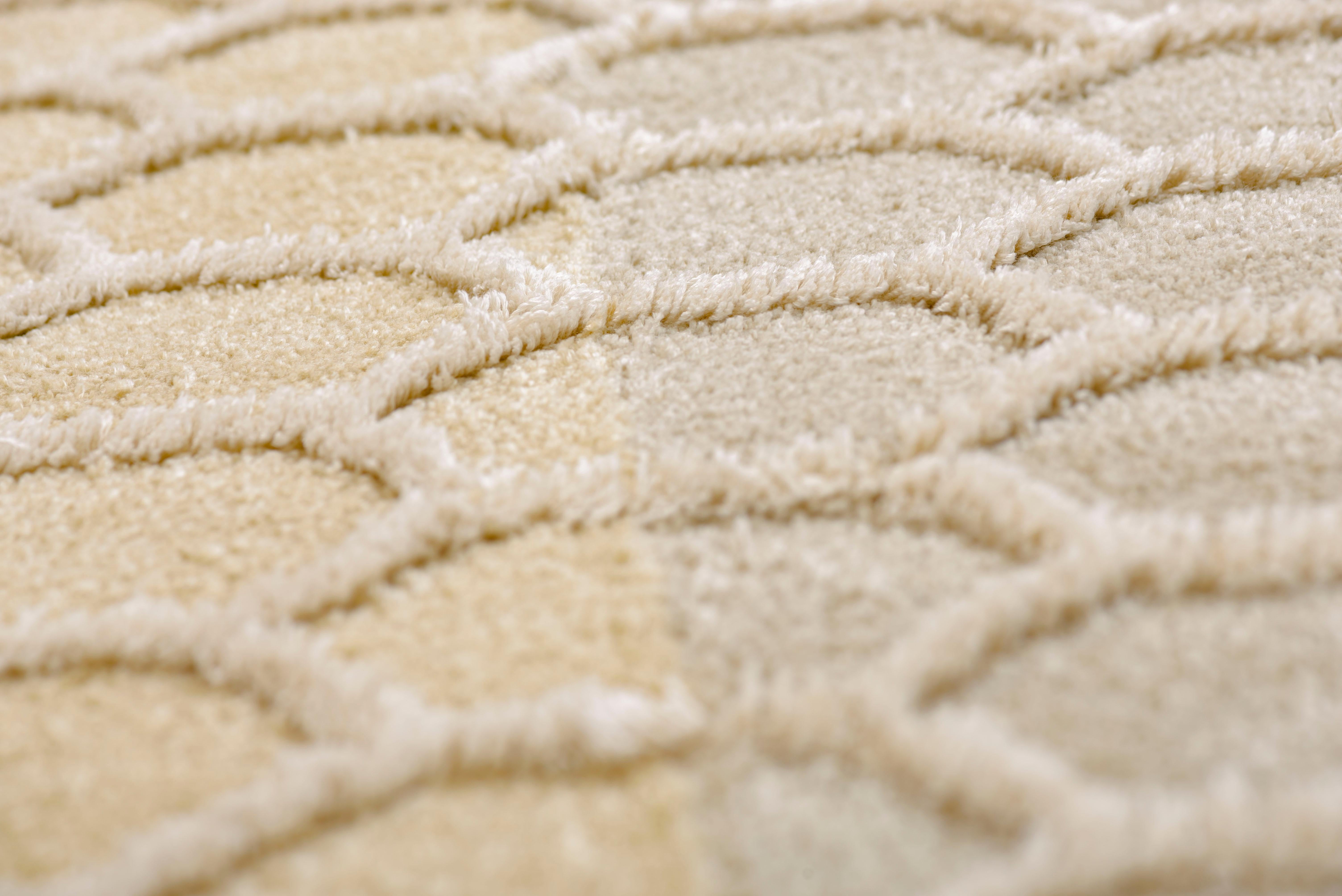 High quality, soft. 
Materials : Wool and botanical silk. 
The “Cut & Loop” technic is used for this collection. 
It corresponds to the drawing : honeycomb structure.
The heigt of the Cut is 18 mm and the Loop is 13 mm.
The total height is 20 mm.

