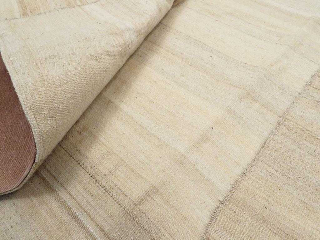 Tappeto persiano a trama piatta Rug & Kilim Crema del 21° secolo, rustico e rustico moderno in vendita 1