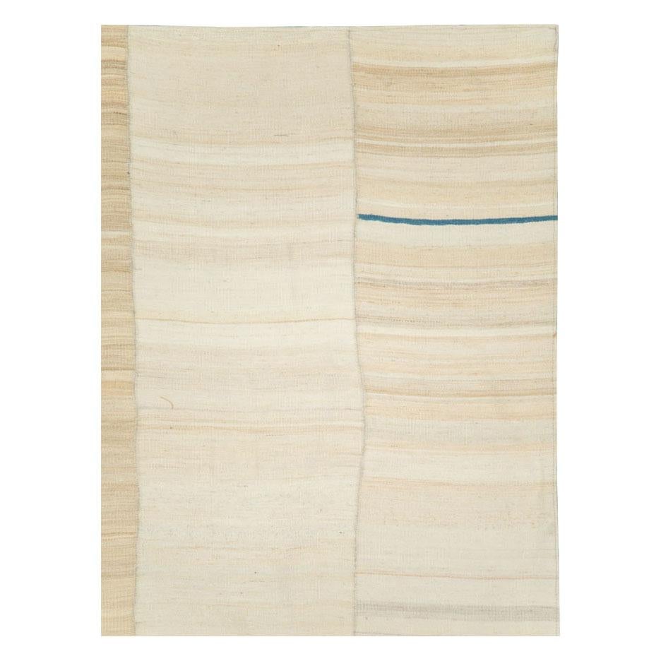 Tappeto d'accento persiano contemporaneo a trama piatta in kilim, realizzato a mano nel XXI secolo in stile rustico e moderno con 5 colonne di tonalità neutre di crema e beige.

Misure: 5' 8