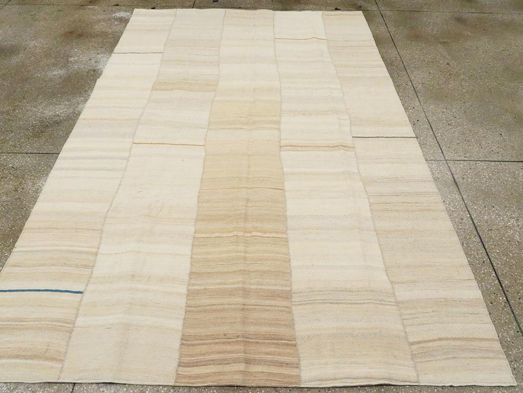 Rustico Tappeto persiano a trama piatta Rug & Kilim Crema del 21° secolo, rustico e rustico moderno in vendita