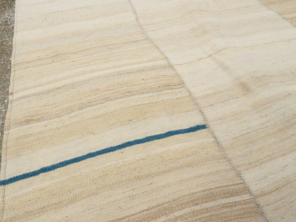Persiano Tappeto persiano a trama piatta Rug & Kilim Crema del 21° secolo, rustico e rustico moderno in vendita