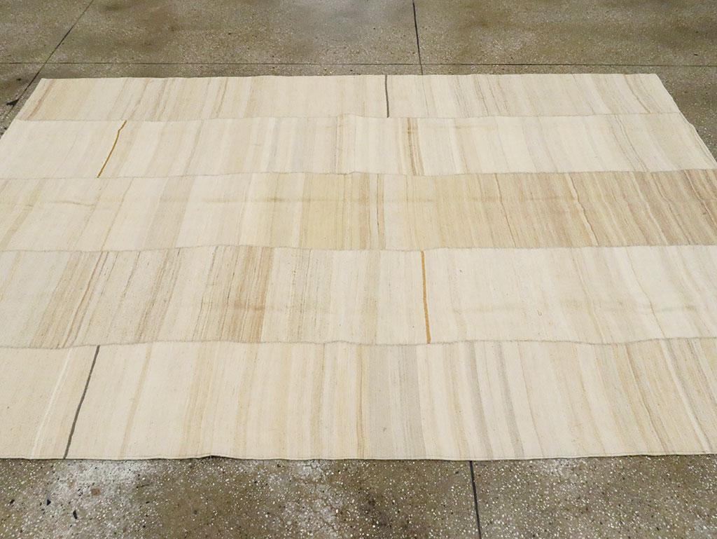 Annodato a mano Tappeto persiano a trama piatta Rug & Kilim Crema del 21° secolo, rustico e rustico moderno in vendita