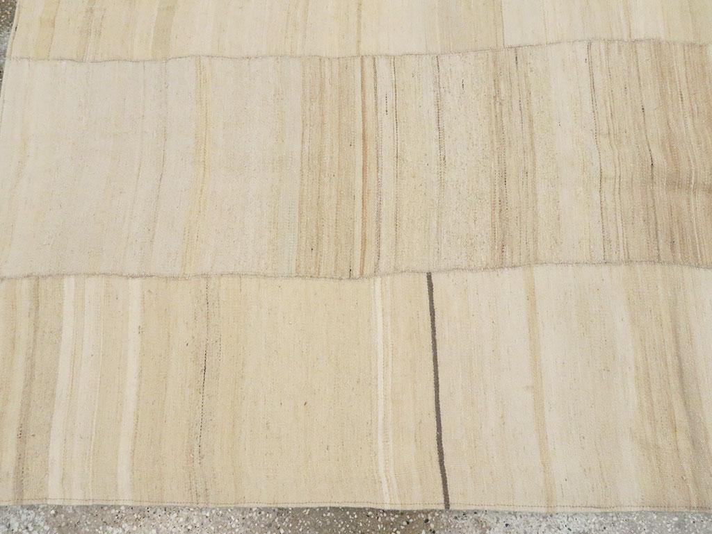 Tappeto persiano a trama piatta Rug & Kilim Crema del 21° secolo, rustico e rustico moderno In condizioni Nuovo in vendita a New York, NY