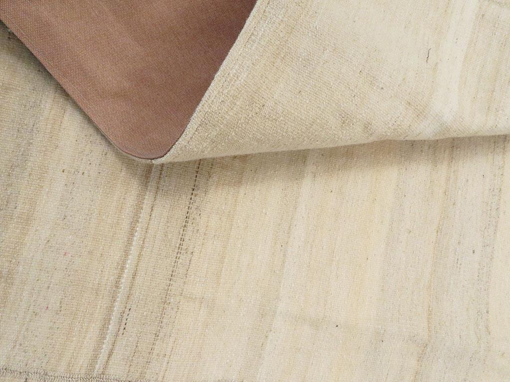 Lana Tappeto persiano a trama piatta Rug & Kilim Crema del 21° secolo, rustico e rustico moderno in vendita