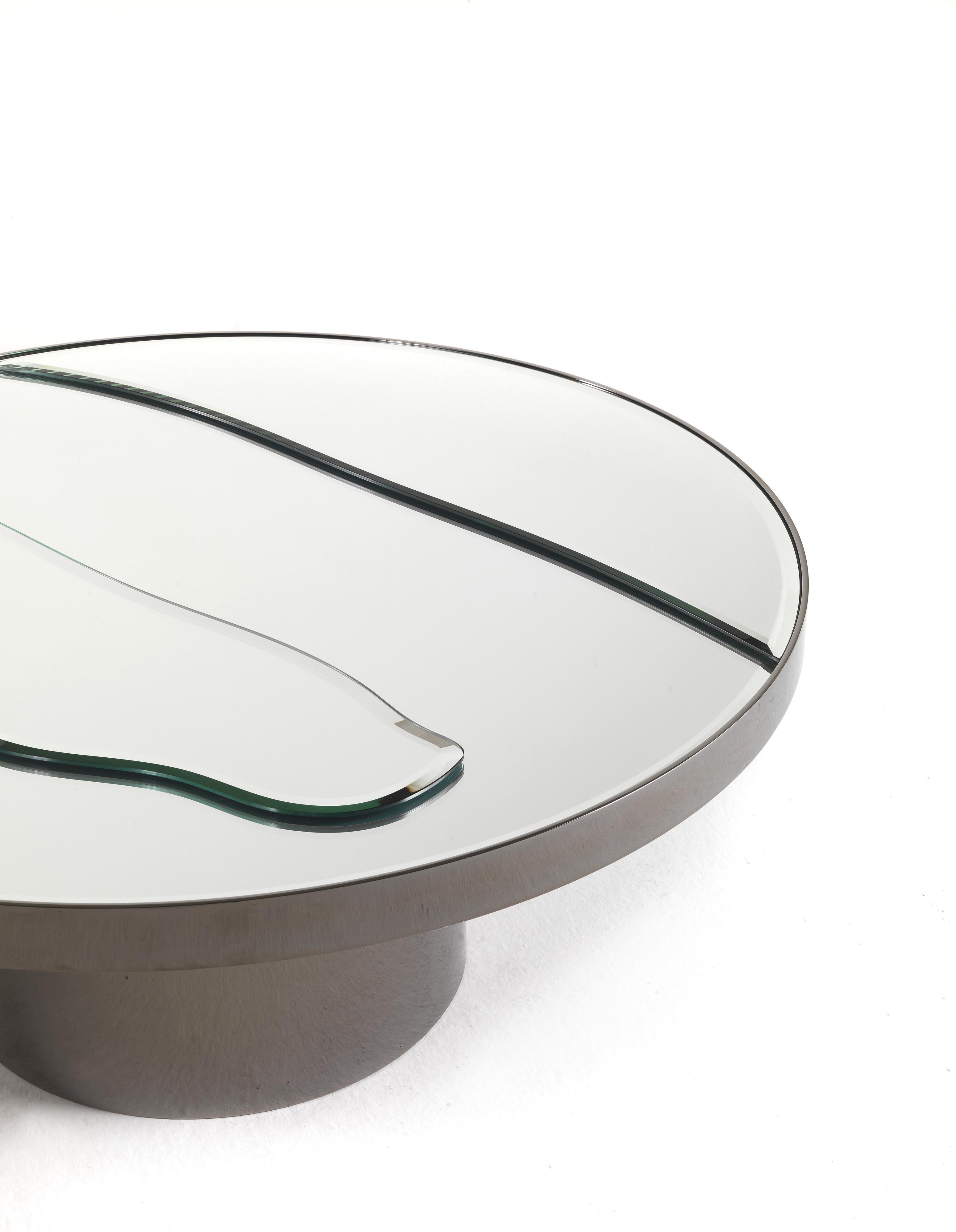 Ein Designtisch mit reinen und wesentlichen Linien. Er ist äußerst vielseitig und in einer Vielzahl von Formen und Ausführungen erhältlich.
Sahara Zentrales Tischgestell aus Metall, schwarz verchromt. Platte aus abgeschrägten Naturspiegeln.
 