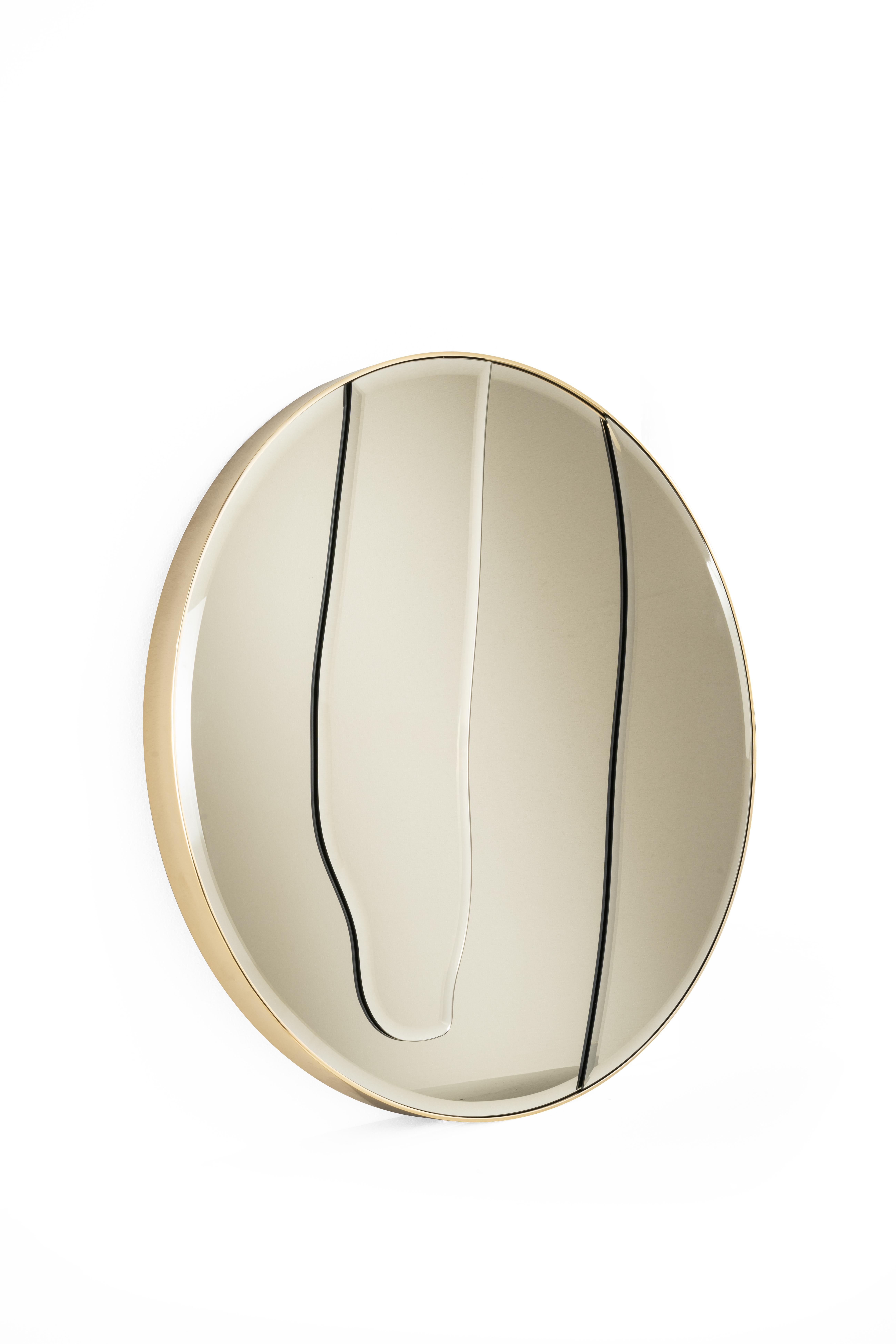 Miroir Sahara avec structure en MDF. Cadre en métal avec finition dorée. Miroir biseauté en bronze.