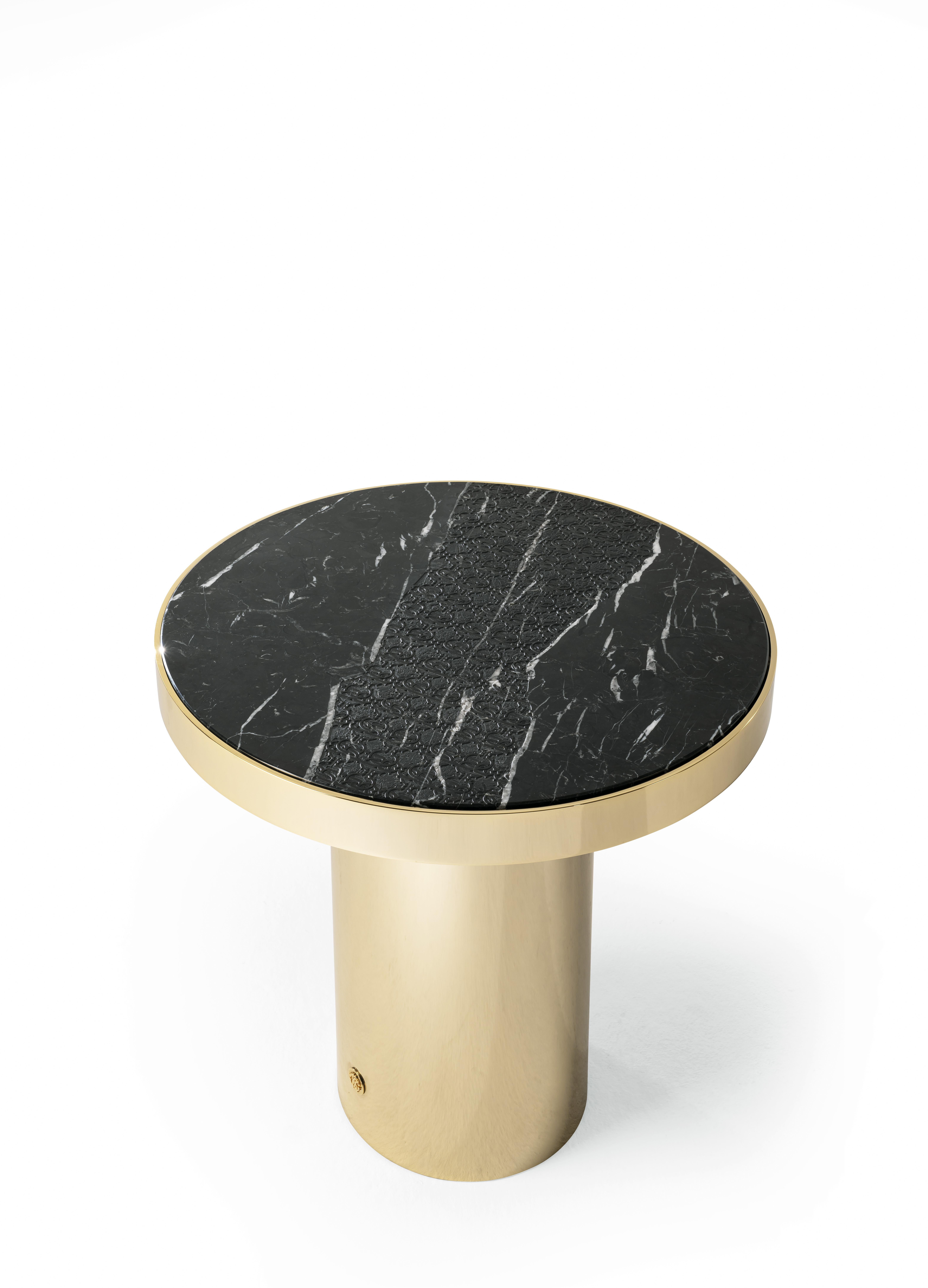 Un tavolo di design dalle linee pure ed essenziali. Estremamente versatile, è disponibile in diverse forme e finiture.
Tavolino Sahara con struttura in lamiera di ferro tagliata al laser e calandrata, in finitura oro.
Piano in marmo lucido Sahara
