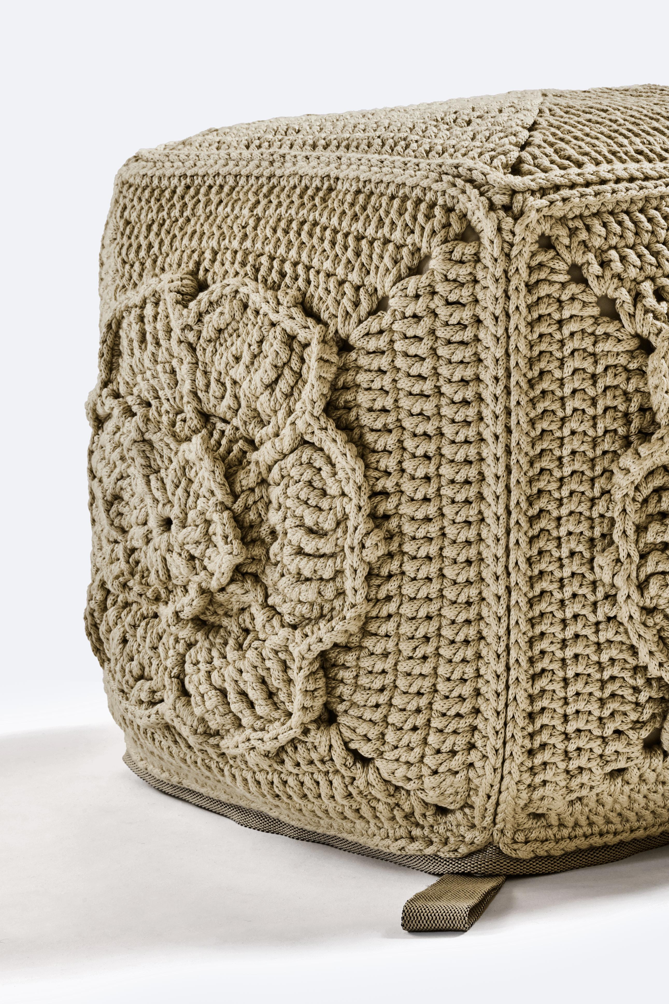 Fatto a mano Pouf a forma di fiore quadrato fatto a mano del 21° secolo Sand Outdoor Indoor in vendita