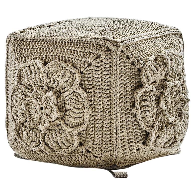 Pouf a forma di fiore quadrato fatto a mano del 21° secolo Sand Outdoor Indoor
