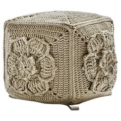 Pouf a forma di fiore quadrato fatto a mano del 21° secolo Sand Outdoor Indoor