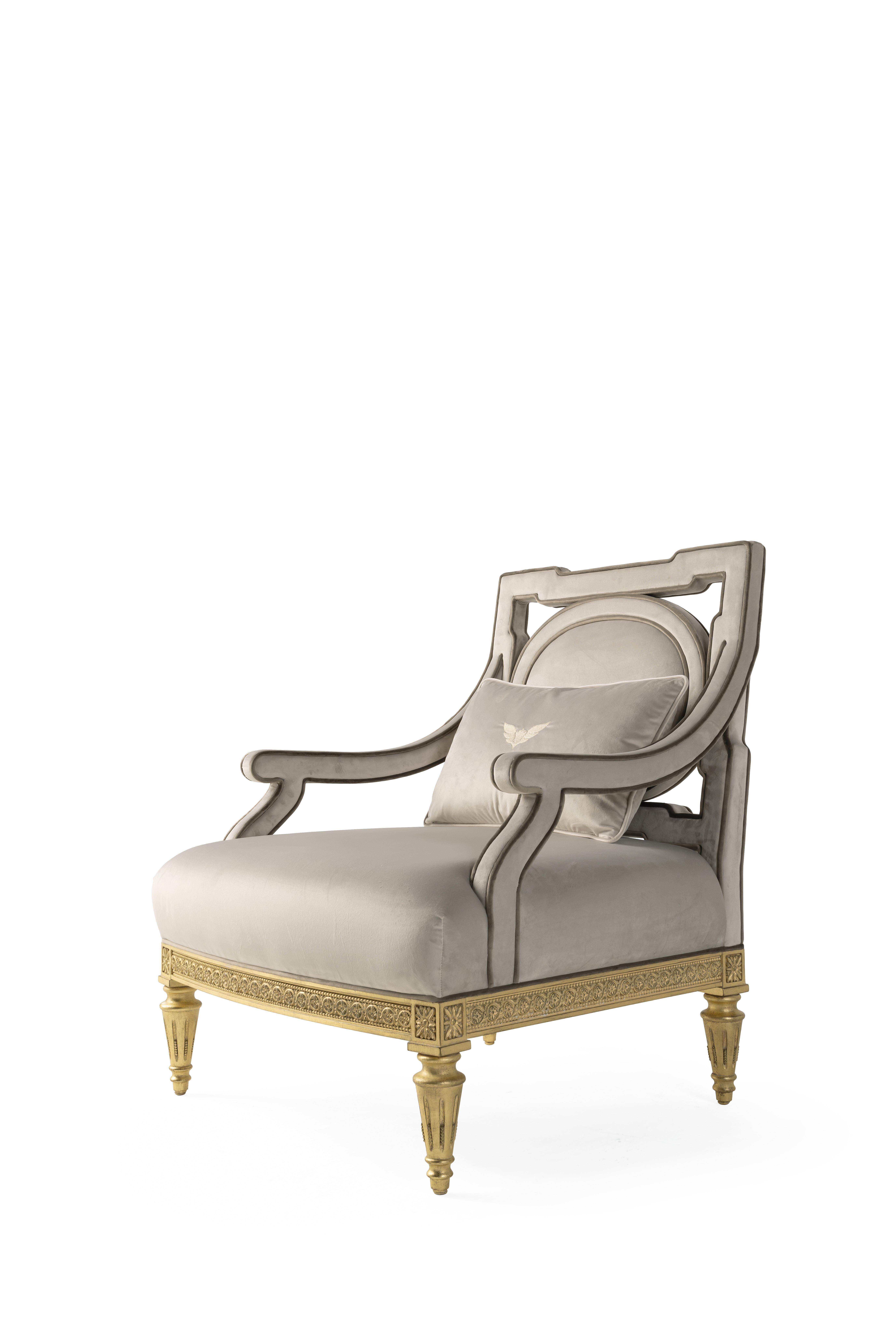 Satin ist ein klassisches Modell im Louis XVI-Stil, das dank der Samtpolsterung in einem zarten Grauton eine moderne Note erhält. Das handgeschnitzte Holzgestell ist mit Blattgold veredelt und die Rückenlehne ist mit einem Medaillon versehen, dessen