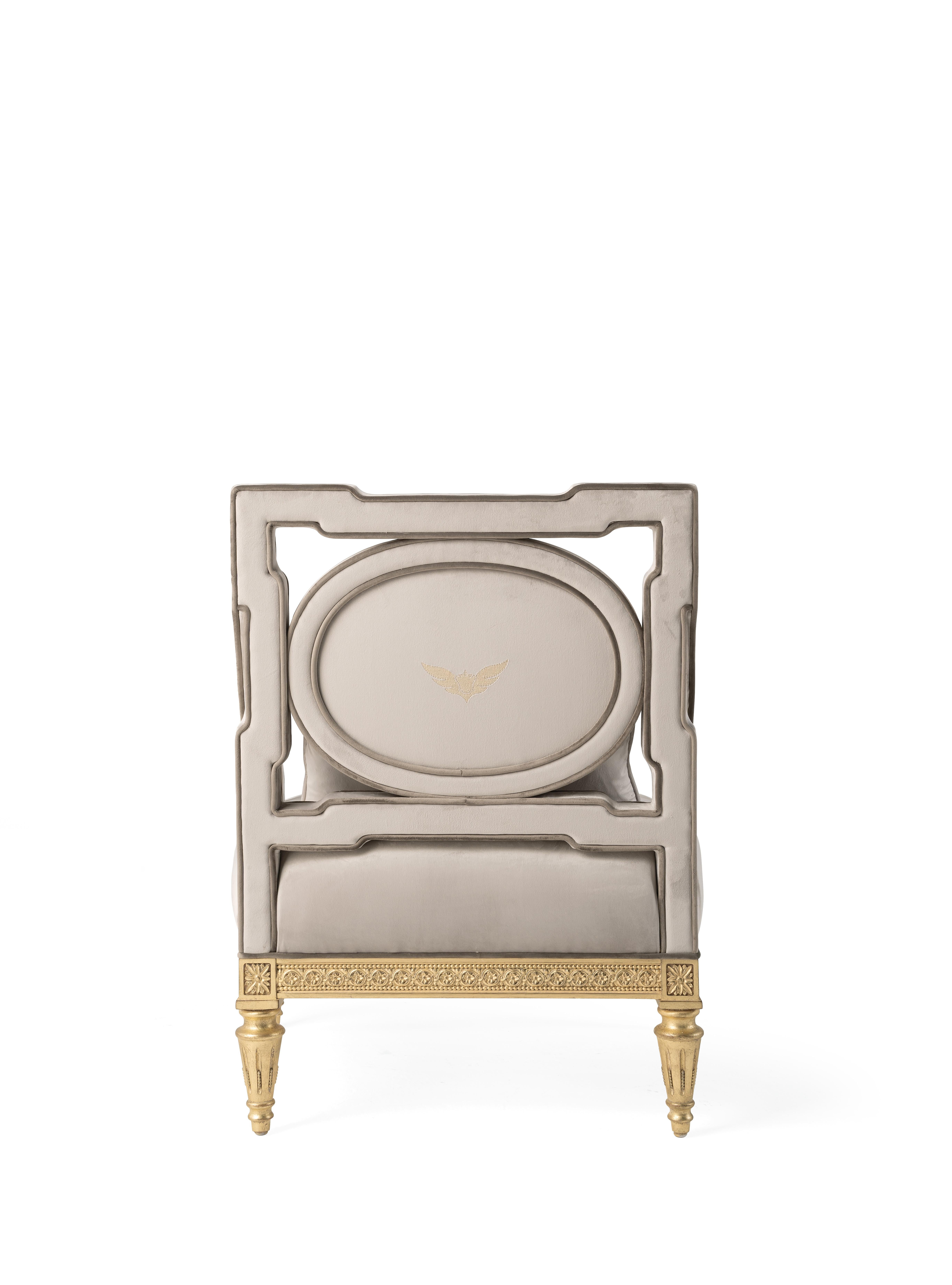 Satin-Sessel des 21. Jahrhunderts aus handgeschnitztem Holz und Stoff im Stil von Louis XVI (Italienisch) im Angebot