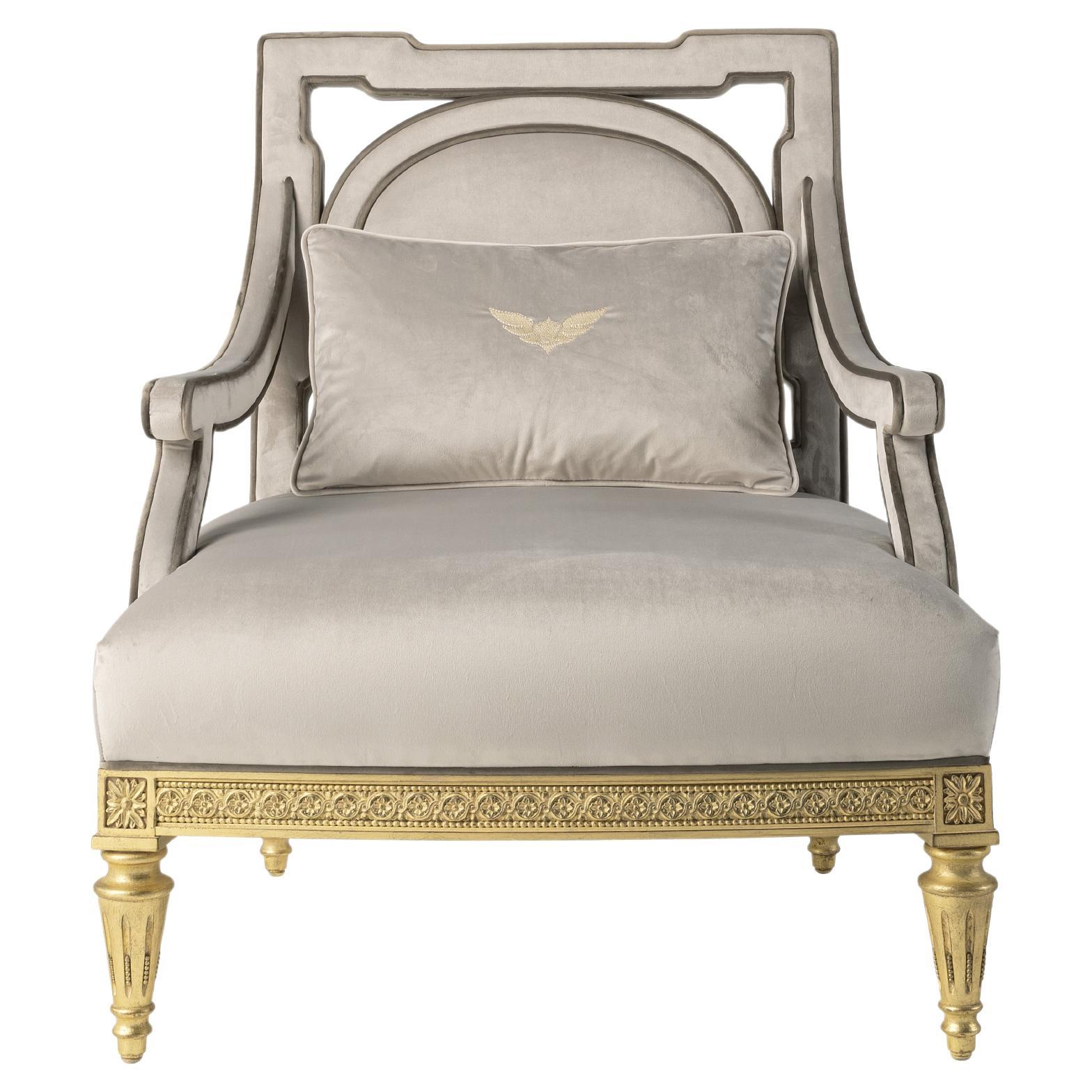 Fauteuil en satin du 21e siècle en bois et tissu sculptés à la main dans le style Louis XVI