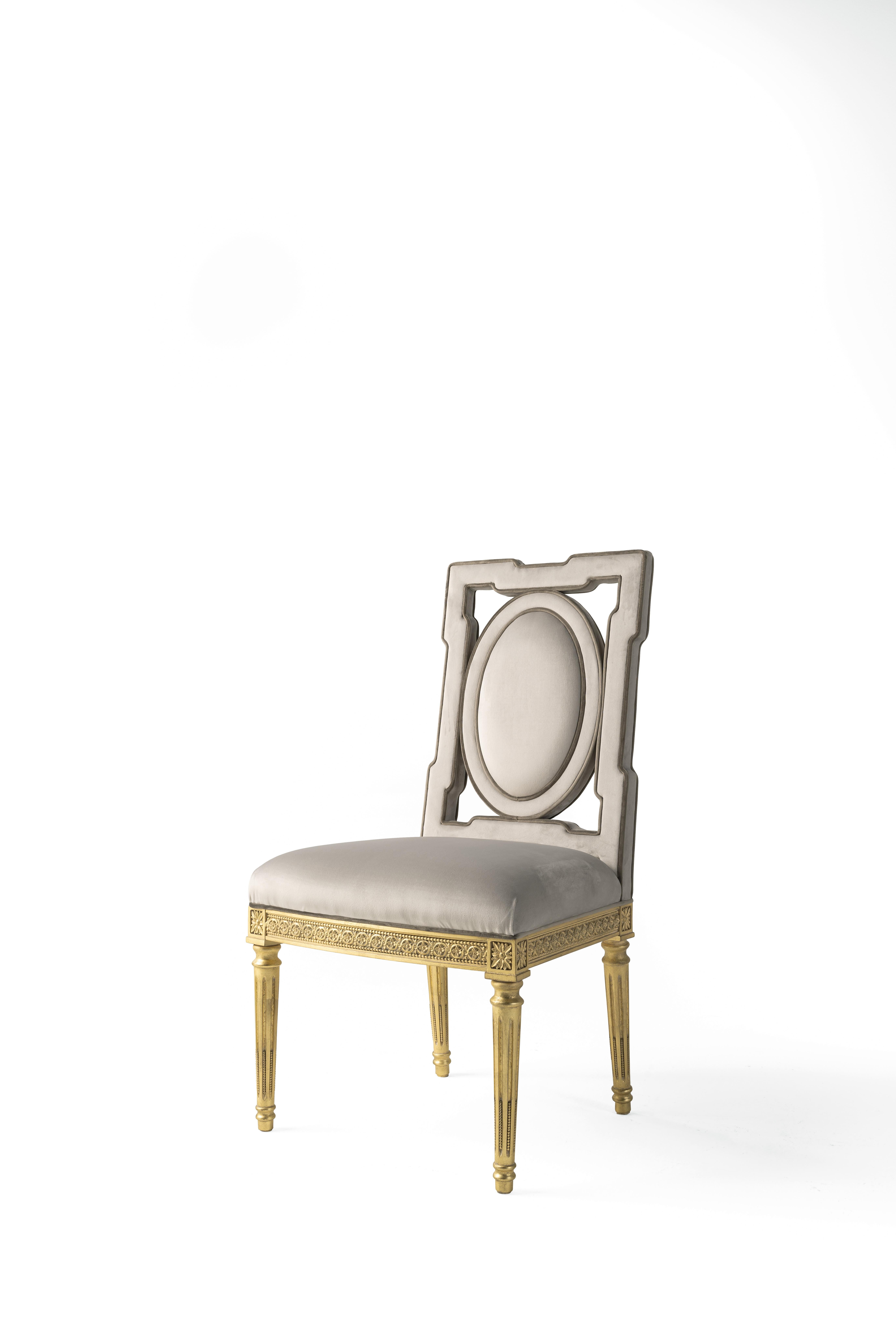 Satin is a classic model in Louis XVI style, revisited in a modern key thanks to the velvet upholstery in a delicate shade of grey. It features a hand-carved wooden structure with gold leaf finish and a medallion backrest with piping that emphasizes