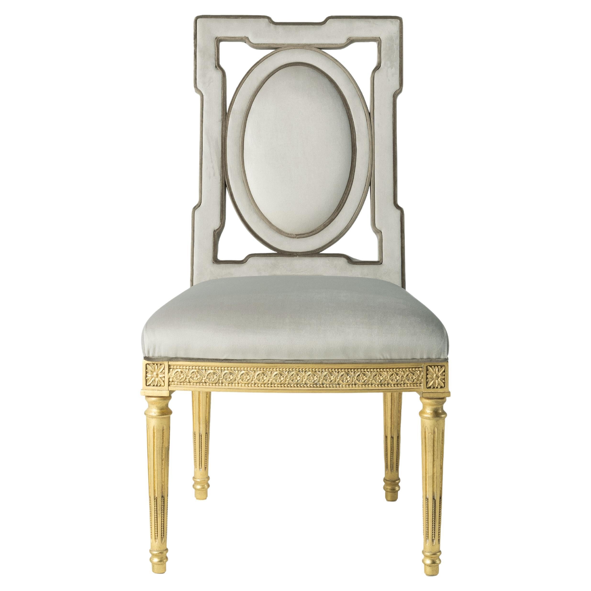 Chaise en satin du 21e siècle en bois et tissu sculptés à la main dans le style de Louis XVI