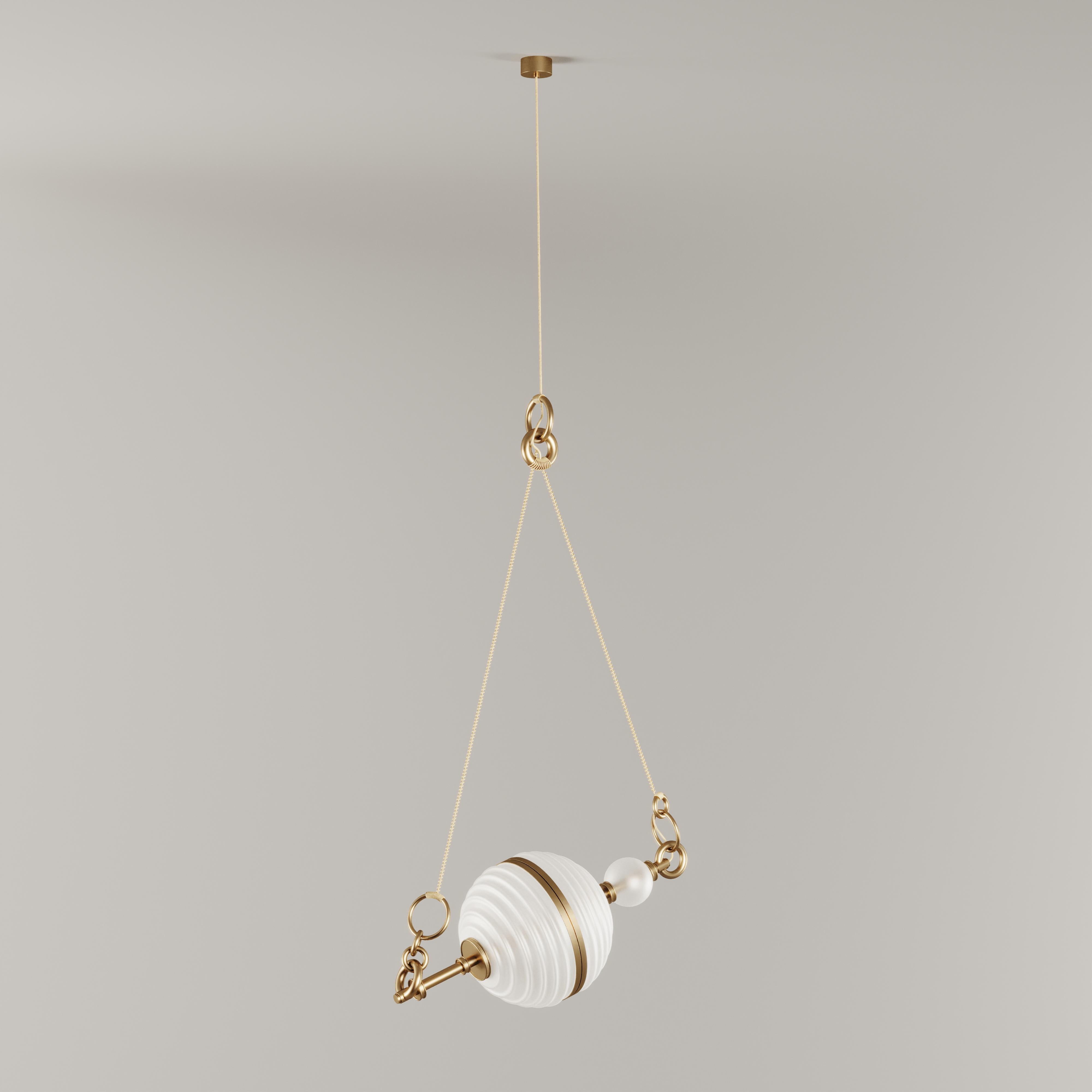Laiton Lampe à suspension Saturne du 21e siècle en laiton brossé et verre dépoli en vente