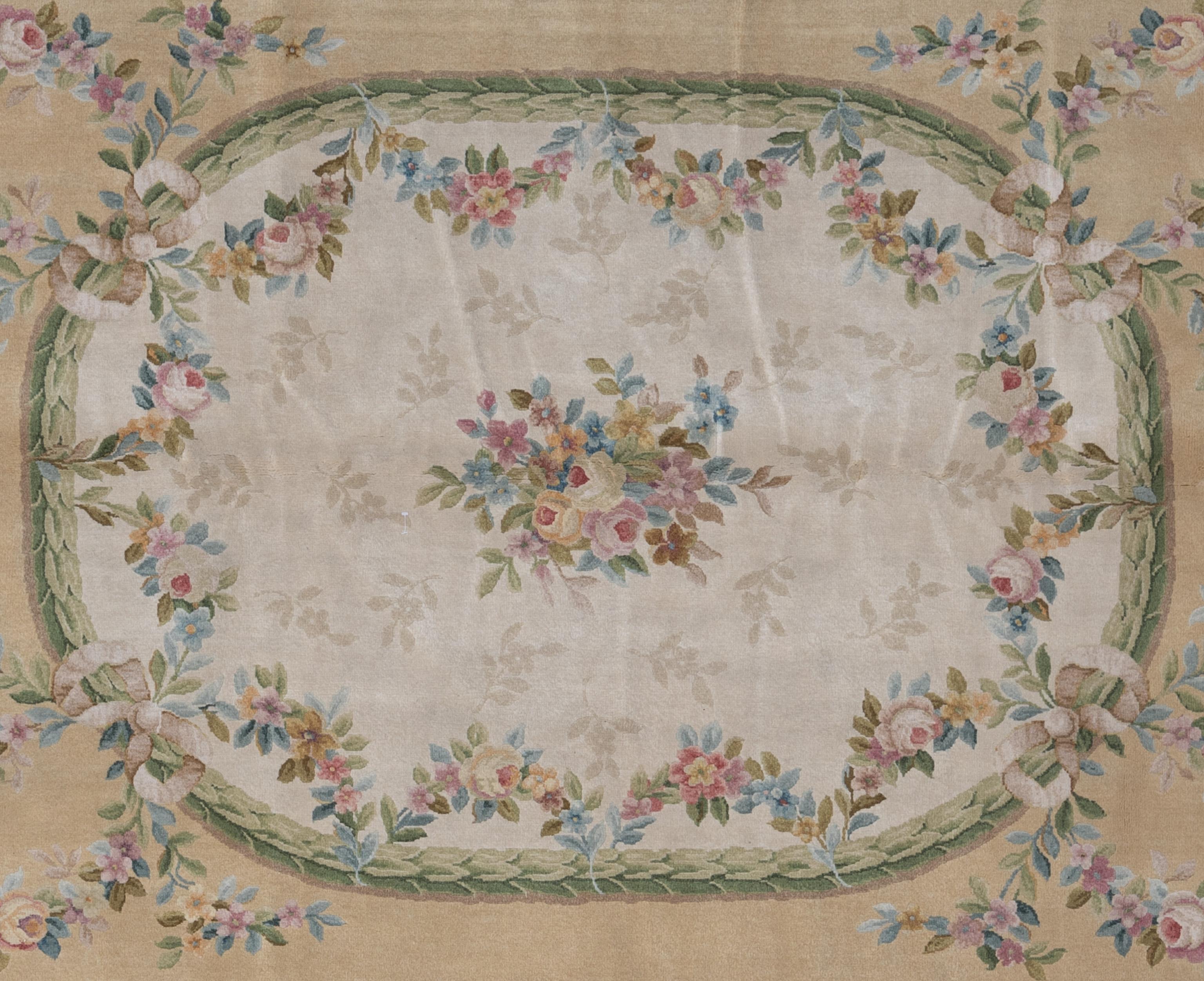 Una alfombra de Savonnerie es una lujosa alfombra tejida a mano que mezcla la elegancia ornamental de los diseños de la Savonnerie francesa con la artesanía y los motivos tradicionales chinos. Estas alfombras presentan intrincados motivos florales,