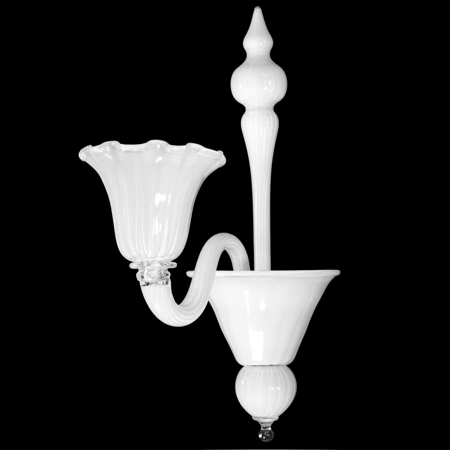Bellepoque sconce 1 light, white encased Murano glass upward light by Multiforme.
Bellepoque 364 from the Timeless collection is a collection that evokes the atmosphere of the beginning of the 19th century. The cups recall floral elements, thus