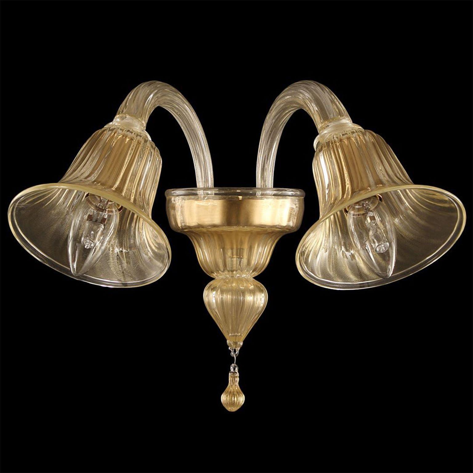 Simplicissimus 390 sconce, 2 lights, in gold artistic glass by Multiforme 
This collection in Murano glass is characterized by downward lights and superb simplicity. It is the result of a research which harks back to the Classic Murano chandeliers,