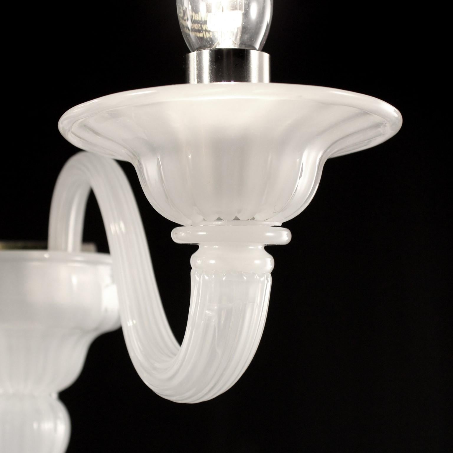 Simplicissimus 360 sconce 2 lights, in white silk artistic glass by Multiforme
This collection in Murano glass is characterized by superb simplicity. It is the result of a research which harks back to the Classic Murano chandeliers with the purpose