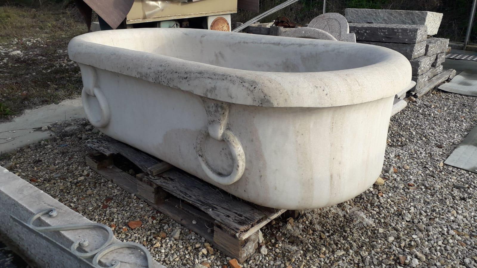 Large neoclassical style bath made in Scoplito marble,
these designs have not changed since Roman or Greek times with these superb simple lines
and excellent proportions.

Dimensions:
External 71