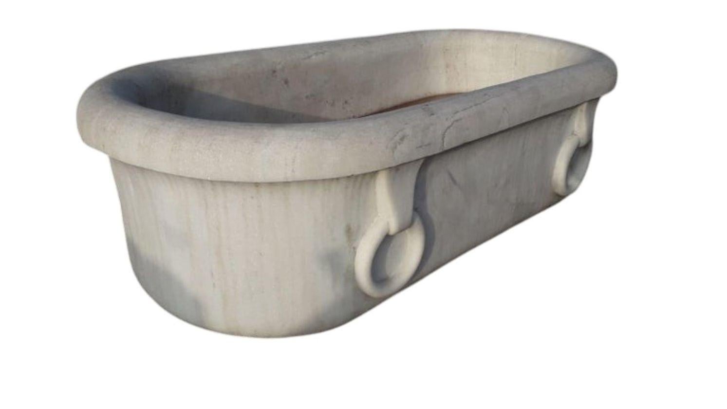 Gran bañera de estilo neoclásico realizada en mármol Scoplito,
estos diseños no han cambiado desde la época romana o griega con estas magníficas líneas sencillas
y excelentes proporciones.

Dimensiones:
Exterior 71