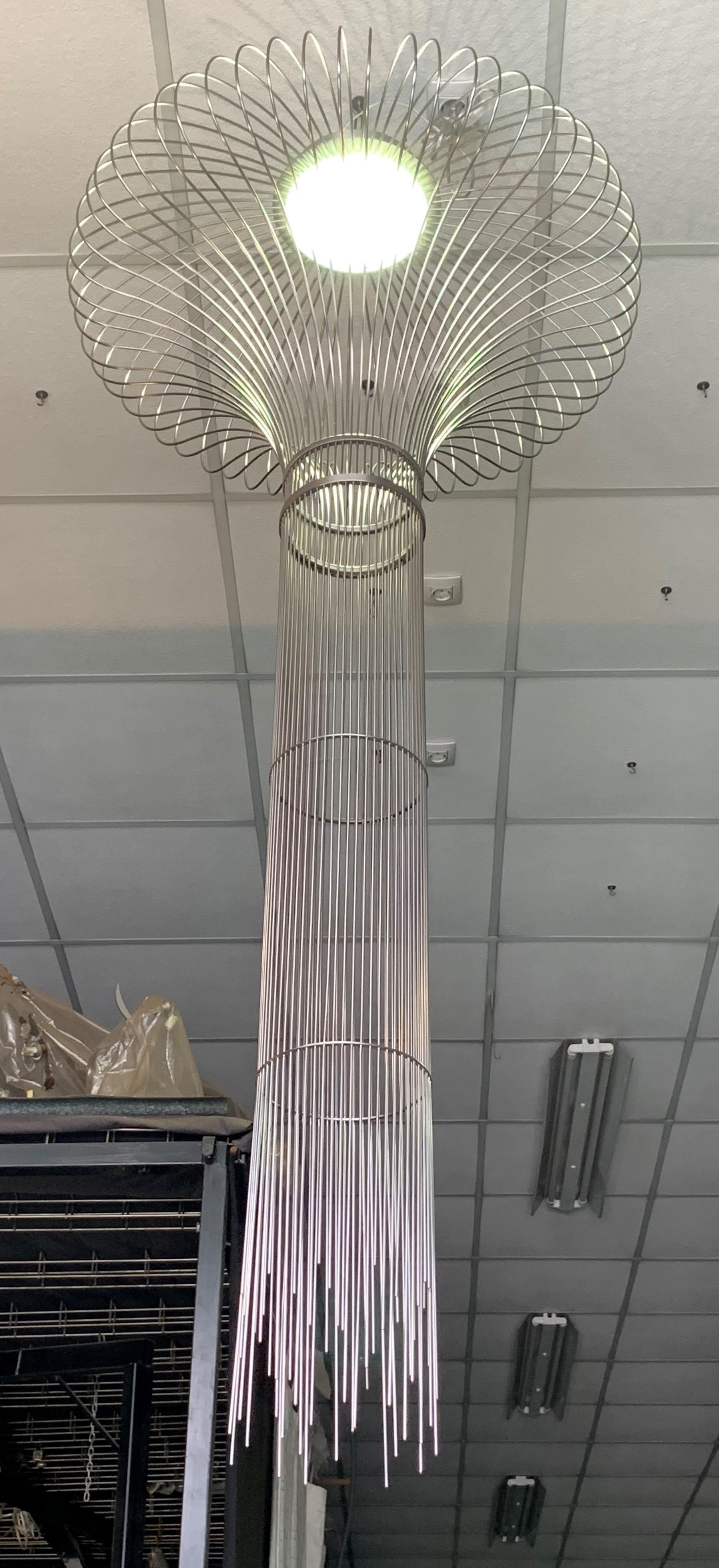 Lustre moderne sculptural du 21e siècle à LED fait à la main en laiton et cire perdue en vente 9