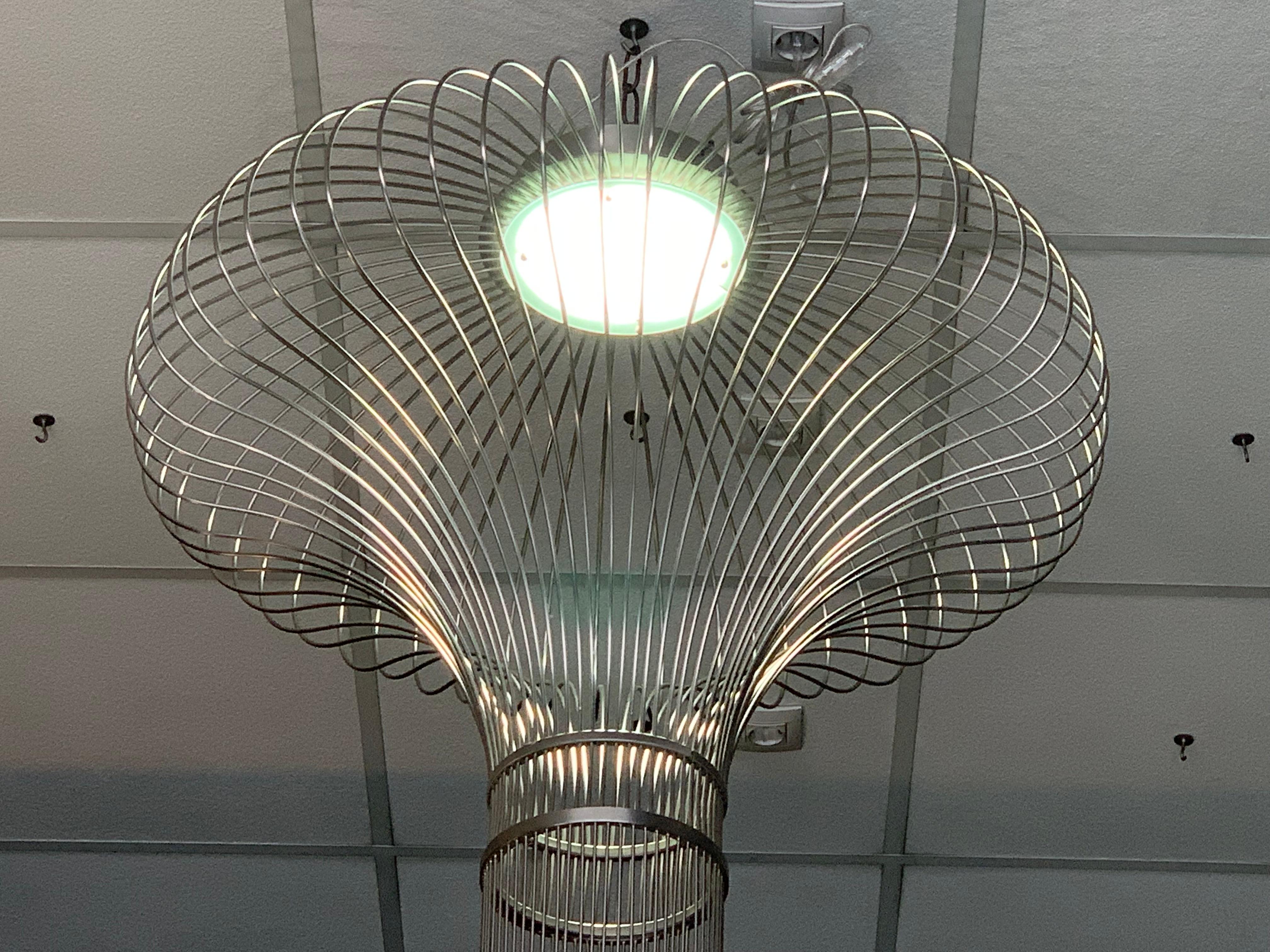 Mid-Century Modern Lustre moderne et sculptural du 21e siècle en chrome et acier, fait à la main en vente