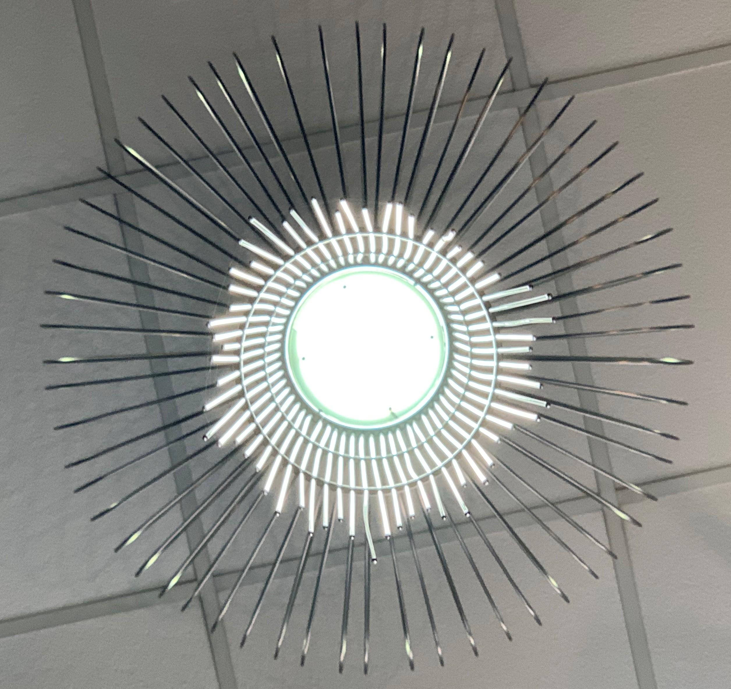 Européen Lustre moderne et sculptural du 21e siècle en chrome et acier, fait à la main en vente