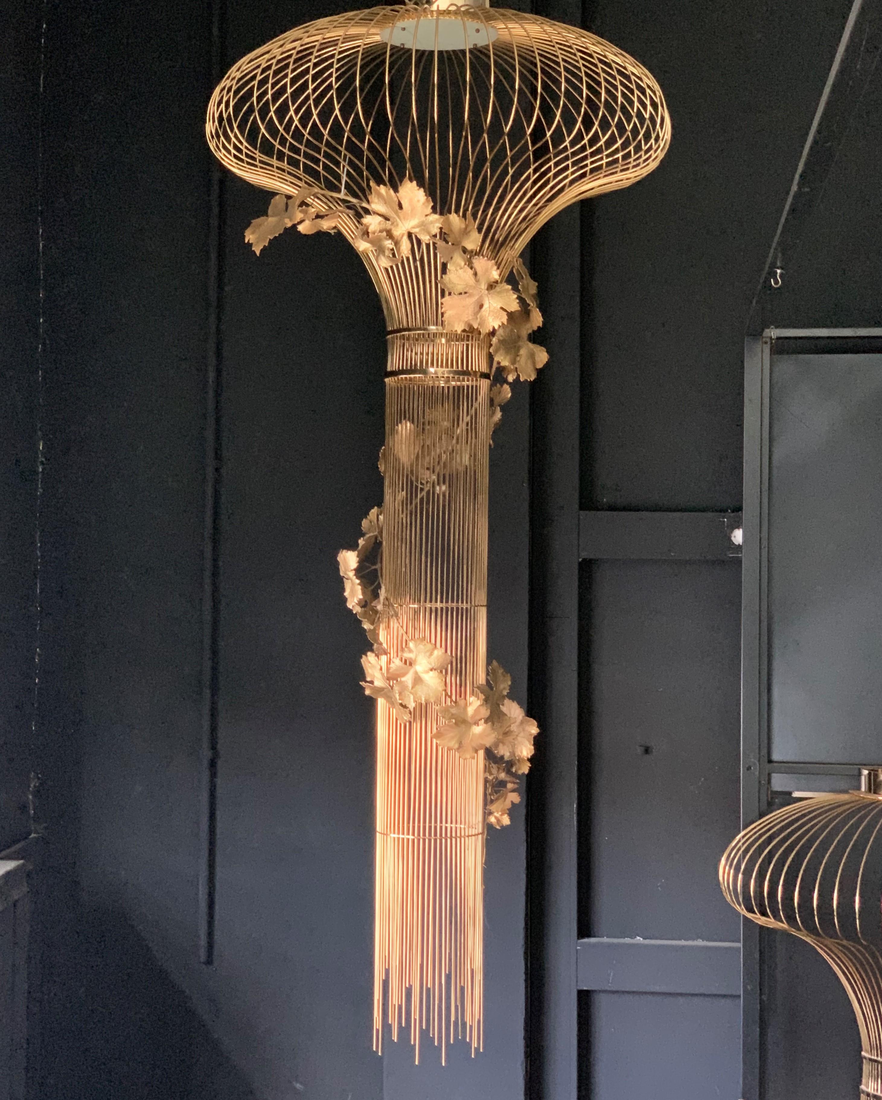 XXIe siècle et contemporain Lustre moderne et sculptural du 21e siècle en chrome et acier, fait à la main en vente