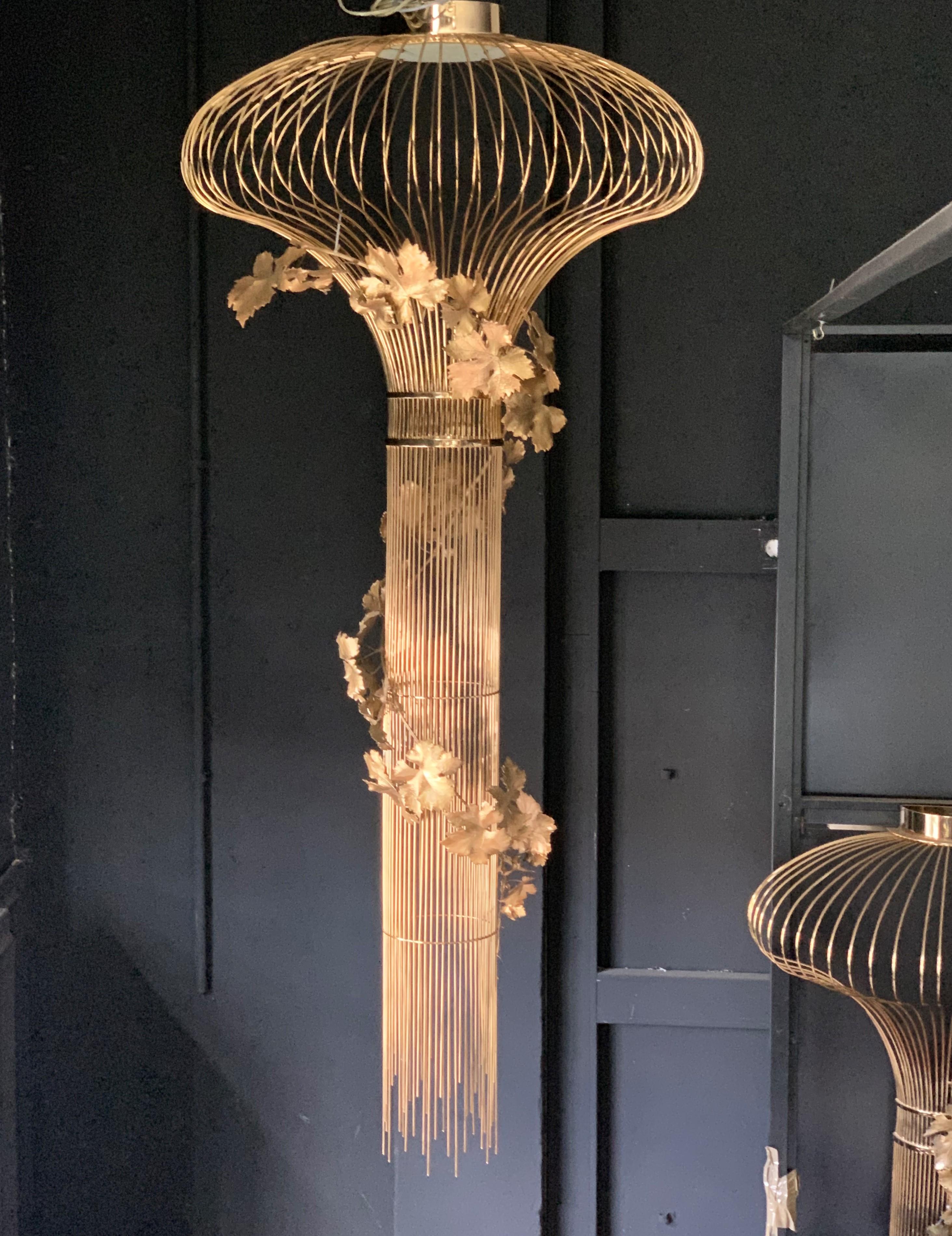 Laiton Lustre moderne et sculptural du 21e siècle en chrome et acier, fait à la main en vente