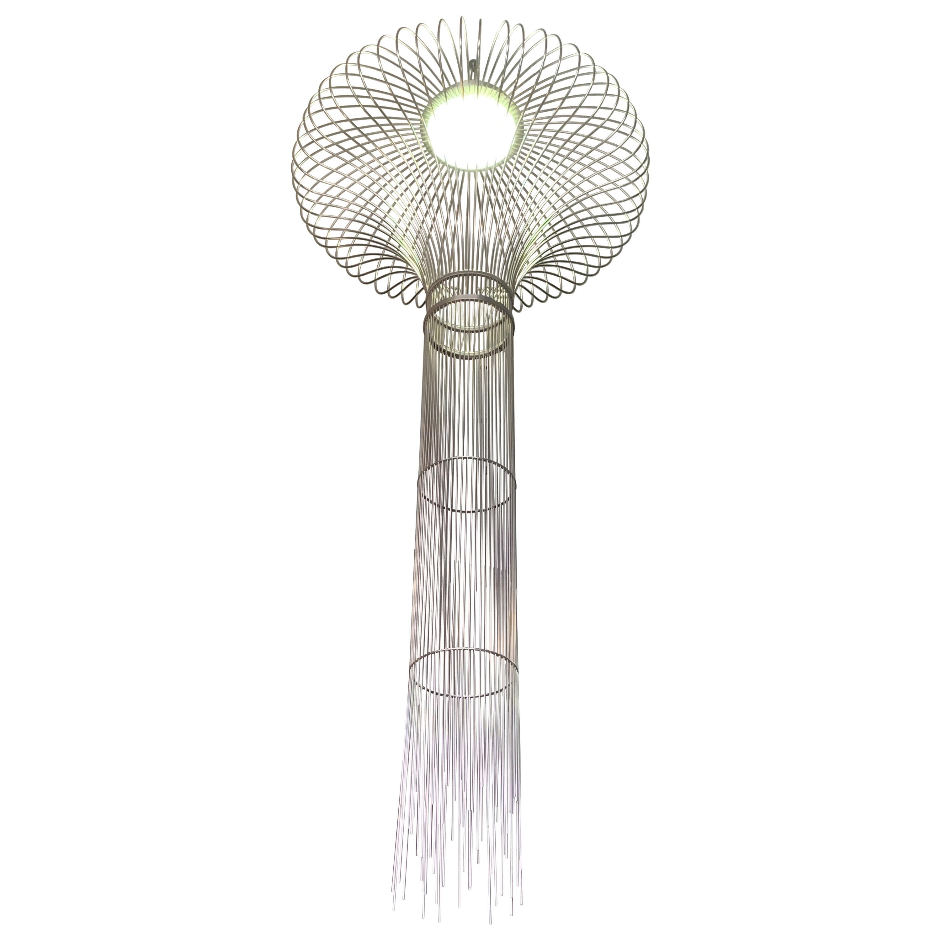 Lustre moderne et sculptural du 21e siècle en chrome et acier, fait à la main en vente