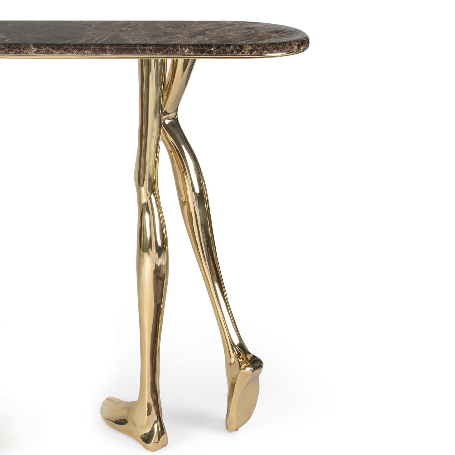 Portugais Table console sculpturale contemporaine Monroe, laiton poli et marbre brun en vente