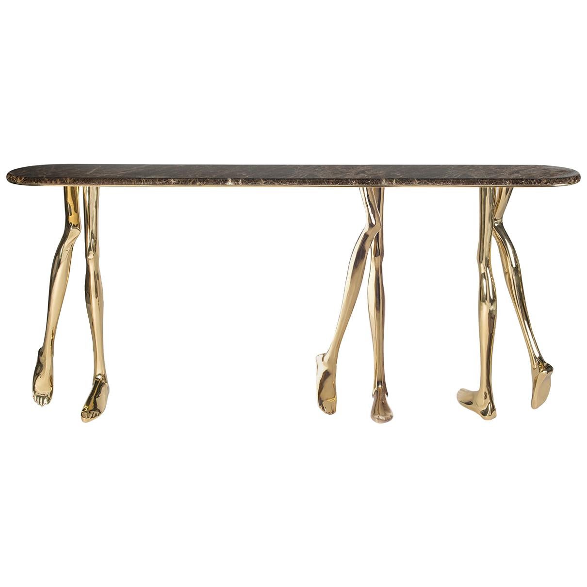 Tavolo consolle scultoreo contemporaneo Monroe, ottone lucido e marmo marrone