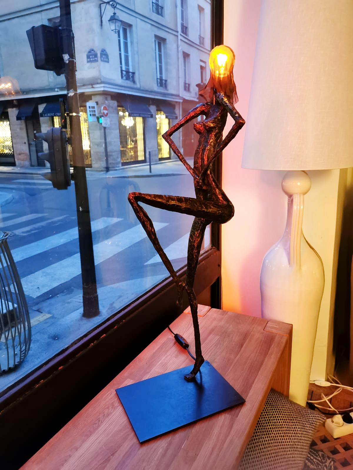 Français Lampe de table sculpturale du 21e siècle Aphrodite par Fantôme en vente
