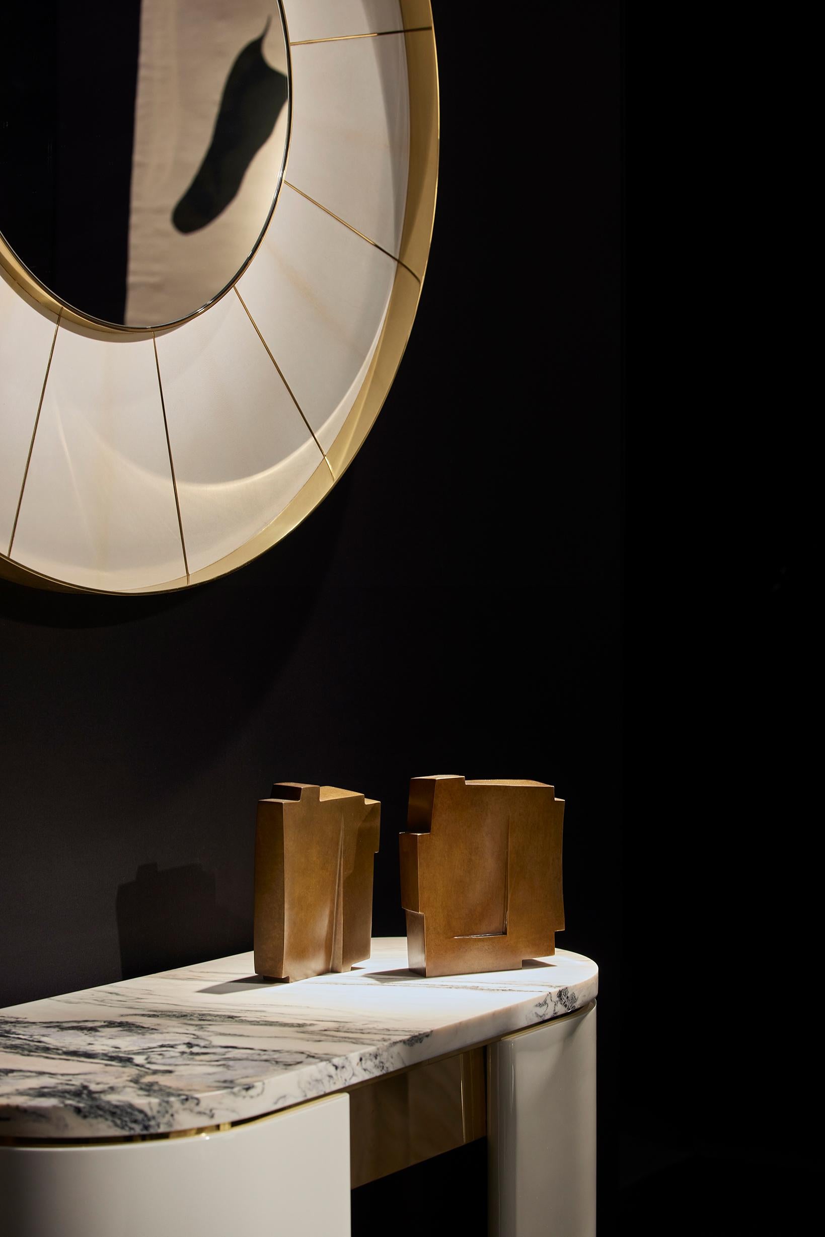 Bronzeskulptur von Perrin & Perrin, französische Glaskünstler, vertreten durch die Galerie Negropontes.
Maße: H 21 x B 18 x T 7 cm / H 8,3 x B 7,1 x T 2,7 inch
Martine und Jacki Perrin bilden zusammen ein Duo, das durch ihre Individualität